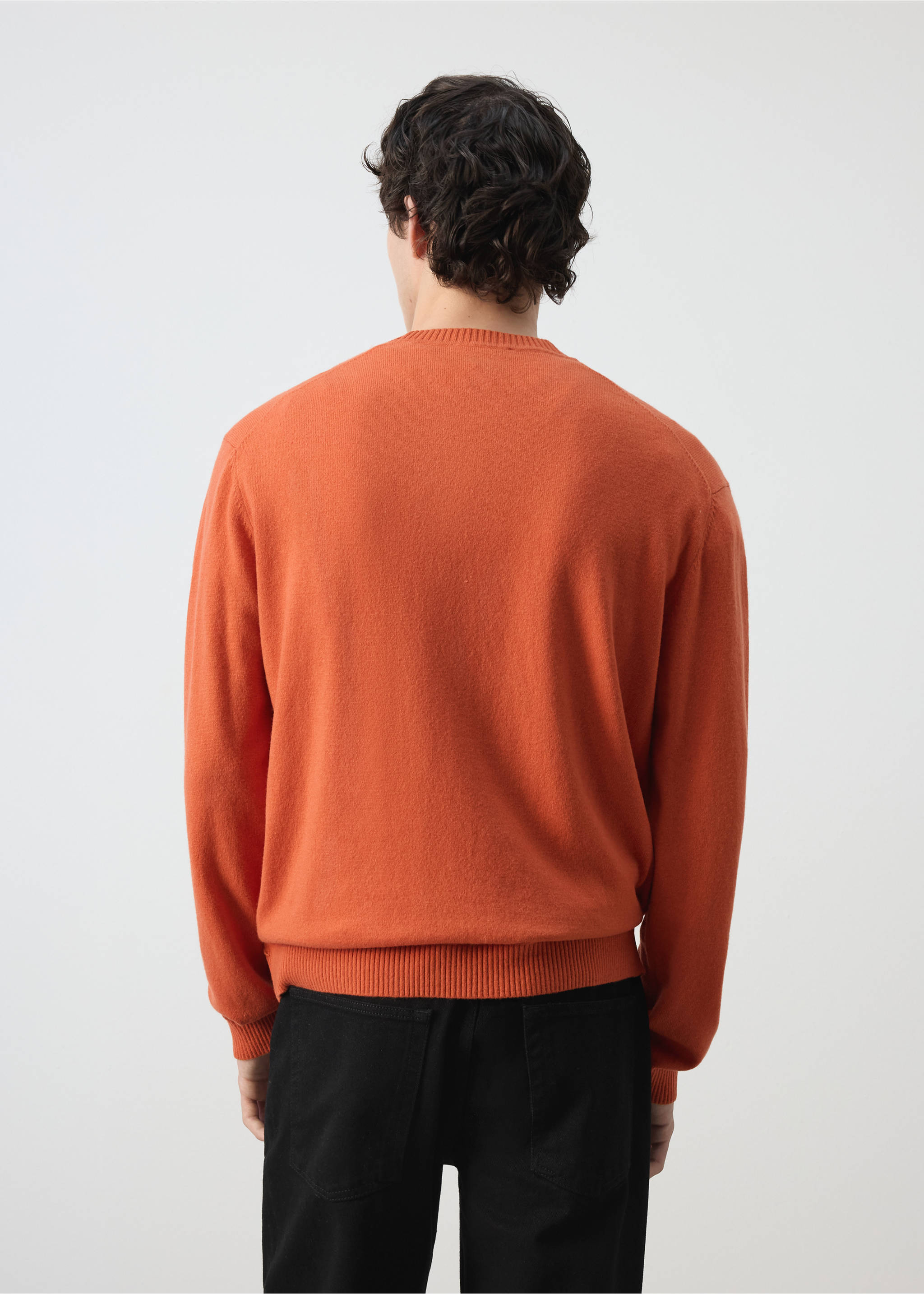 Jersey de punto en color naranja óxido visto desde la espalda, con cuello redondo de canalé., Naranja. Ref: 47021336-00.