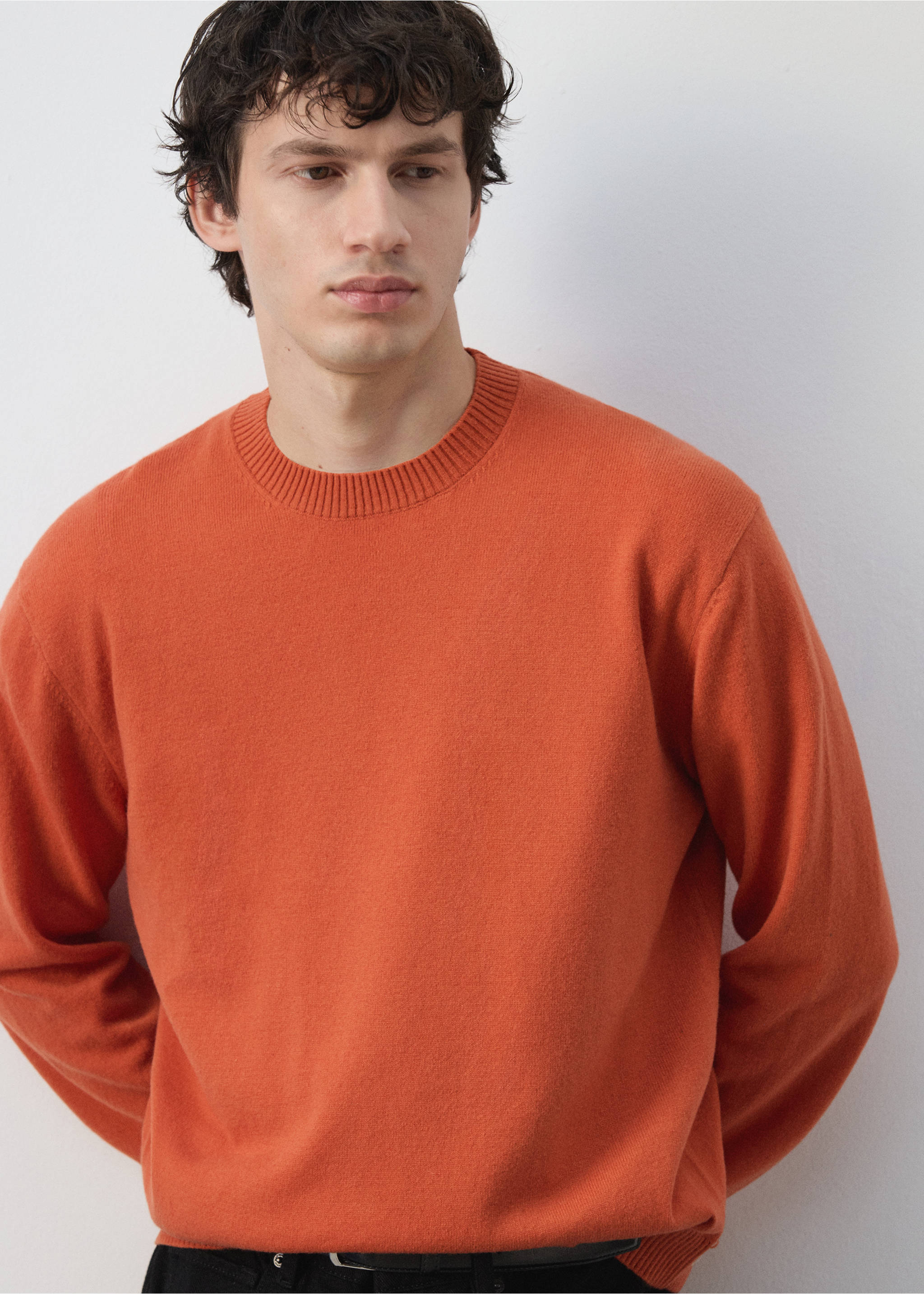 Jersey de punto de cuello redondo en color naranja con ribetes de canalé., Naranja. Ref: 47021336-00.