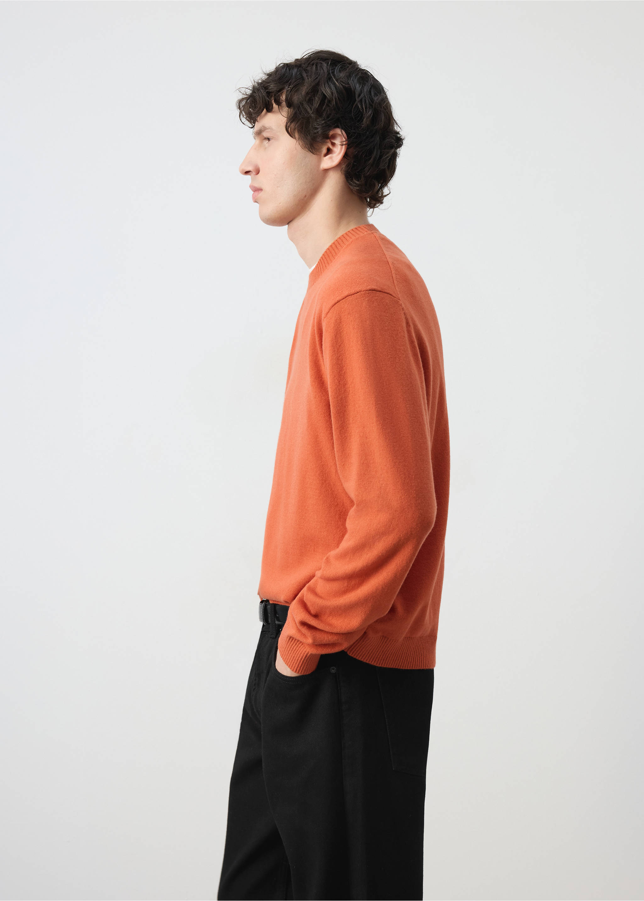 Jersey de punto de cuello redondo en color naranja con diseño regular fit., Naranja. Ref: 47021336-00.