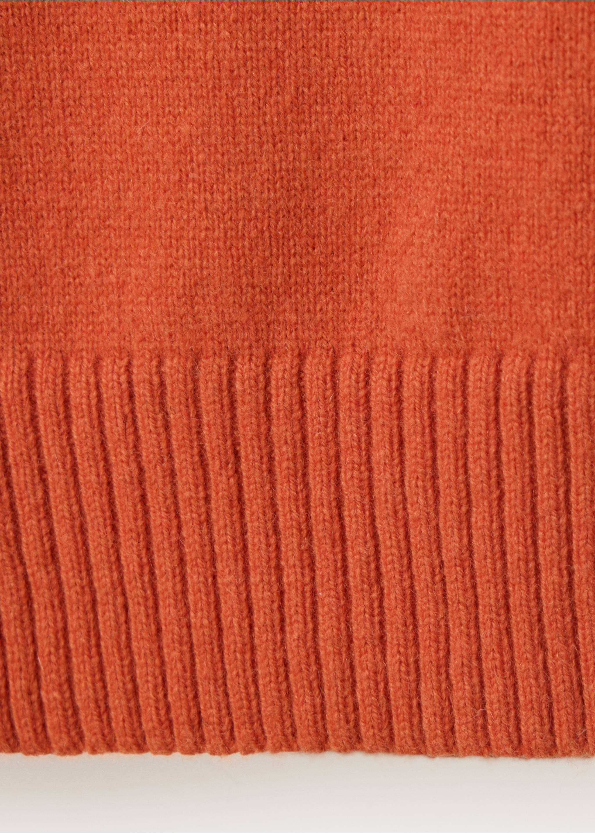 Detalle del tejido del jersey naranja que muestra el punto fino y el bajo de canalé., Naranja. Ref: 47021336-00.