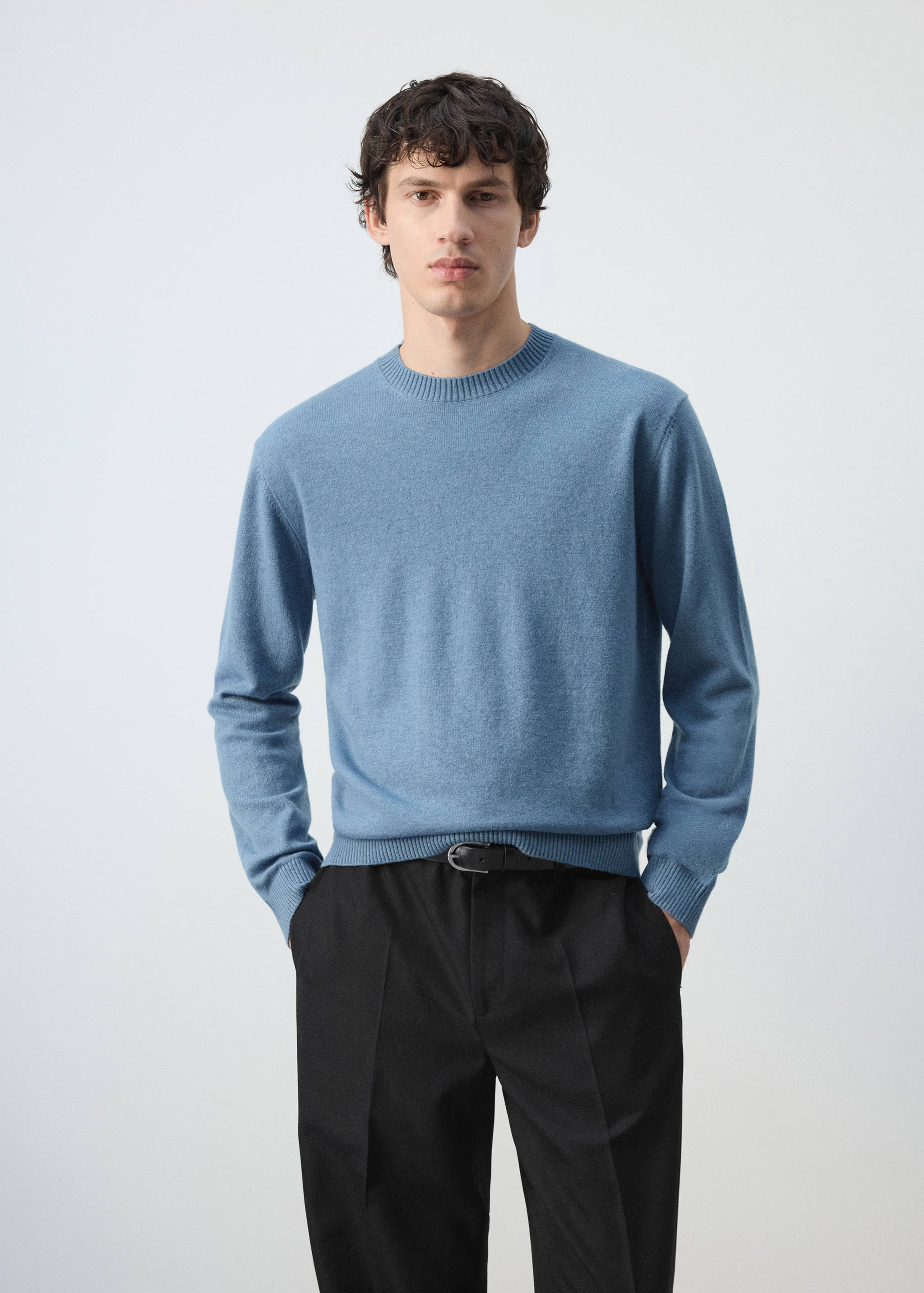 Jersey de cuello redondo en azul claro de punto fino de algodón con ribetes acanalados.