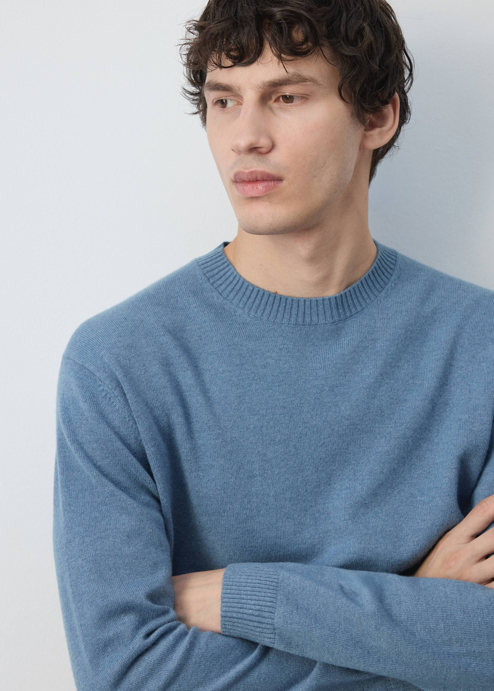 Jersey de punto azul con cuello redondo de canalé.