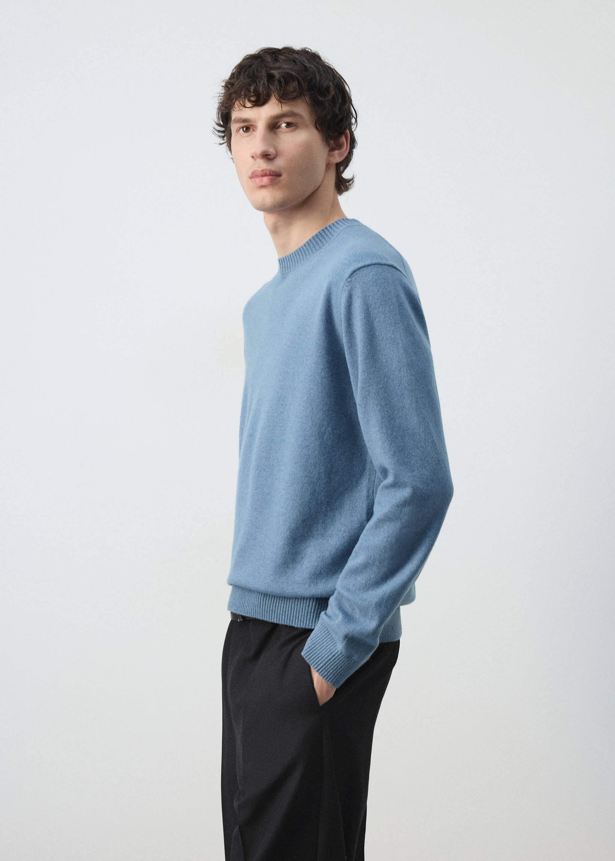 Jersey de punto en azul claro con cuello redondo de canalé.