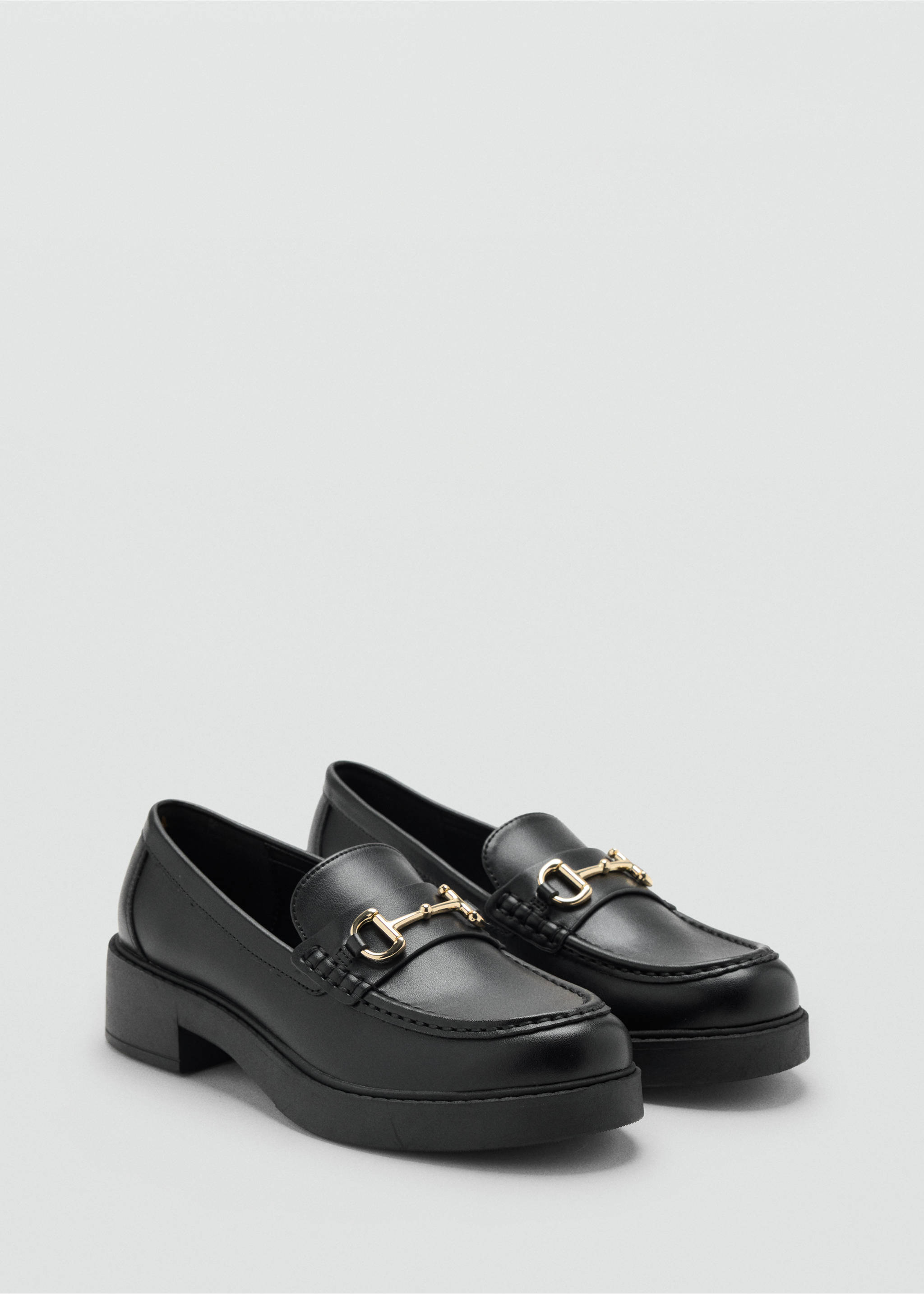 Mocasines negros con suela de plataforma y detalle de estribo en tono dorado., Negro. Ref: 47021340-00.