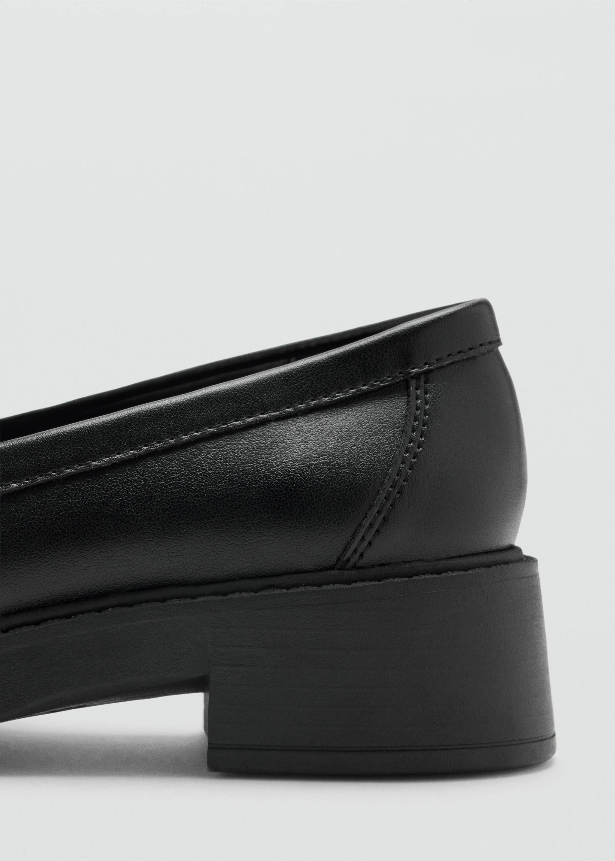 Primer plano del detalle del talón en un zapato negro de polipiel., Negro. Ref: 47021340-00.