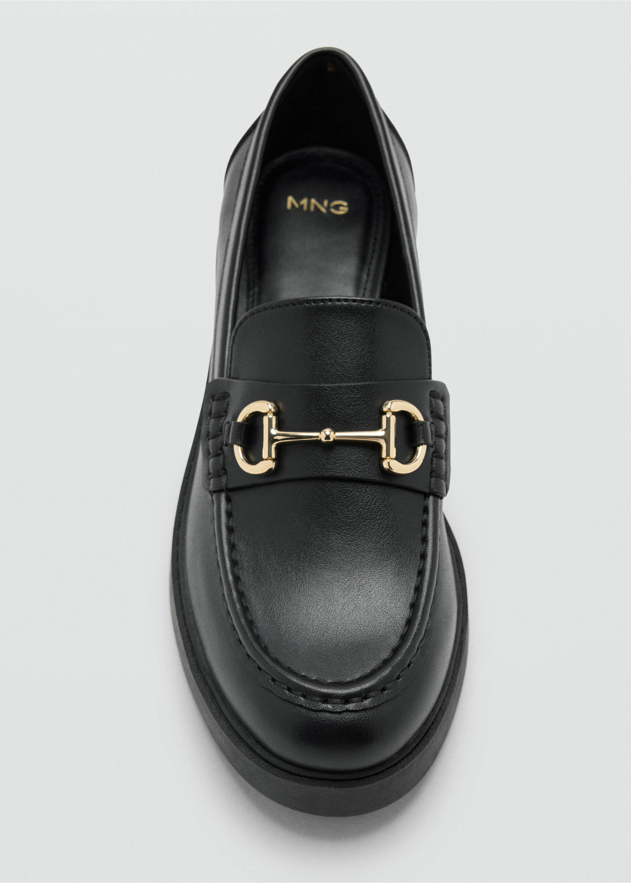 Mocasín de piel negro con detalle de estribo dorado., Negro. Ref: 47021340-00.