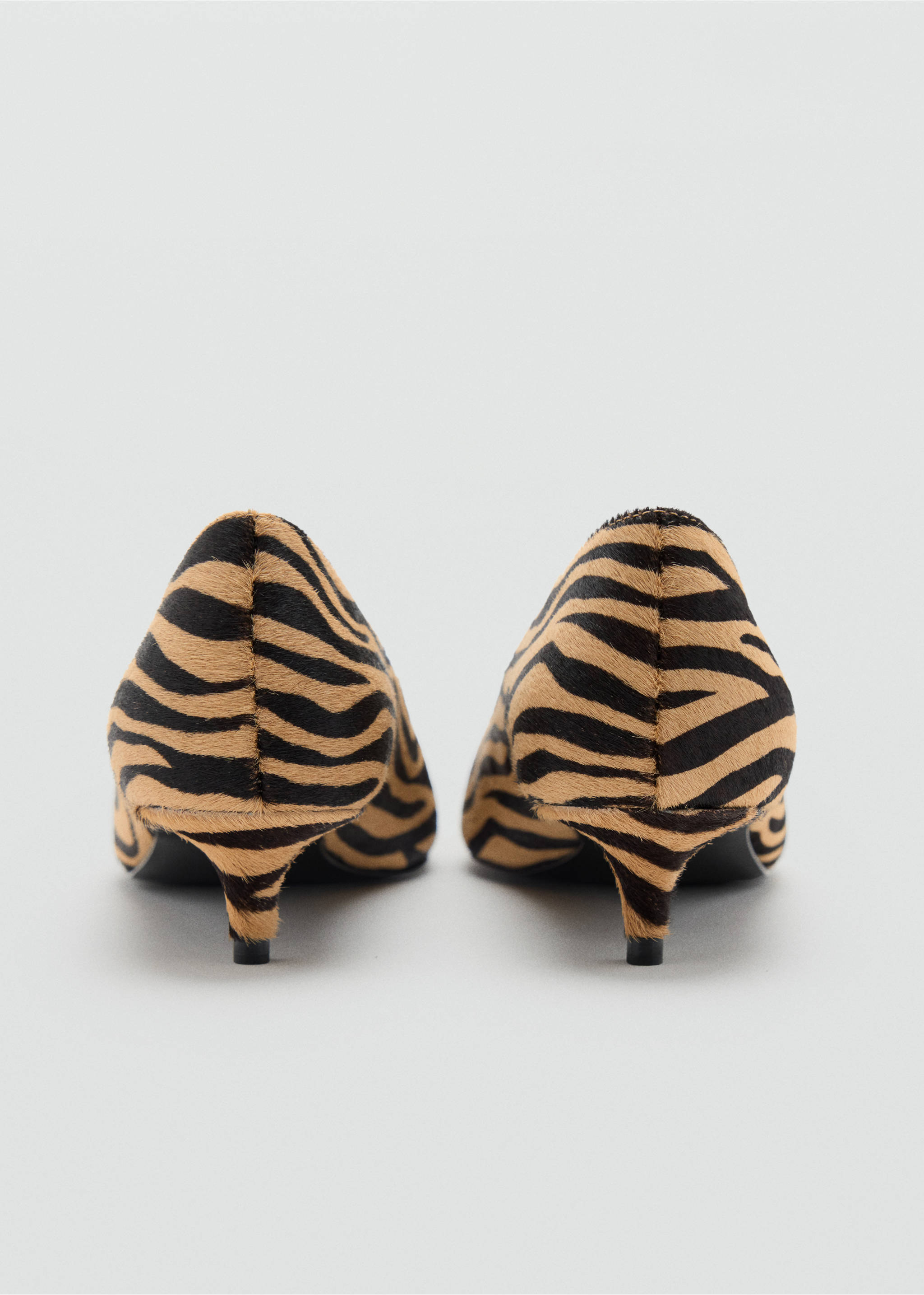 Animal print shoes with kitten heels and pointed toes, back view., Black. Ref: 47021349-00.