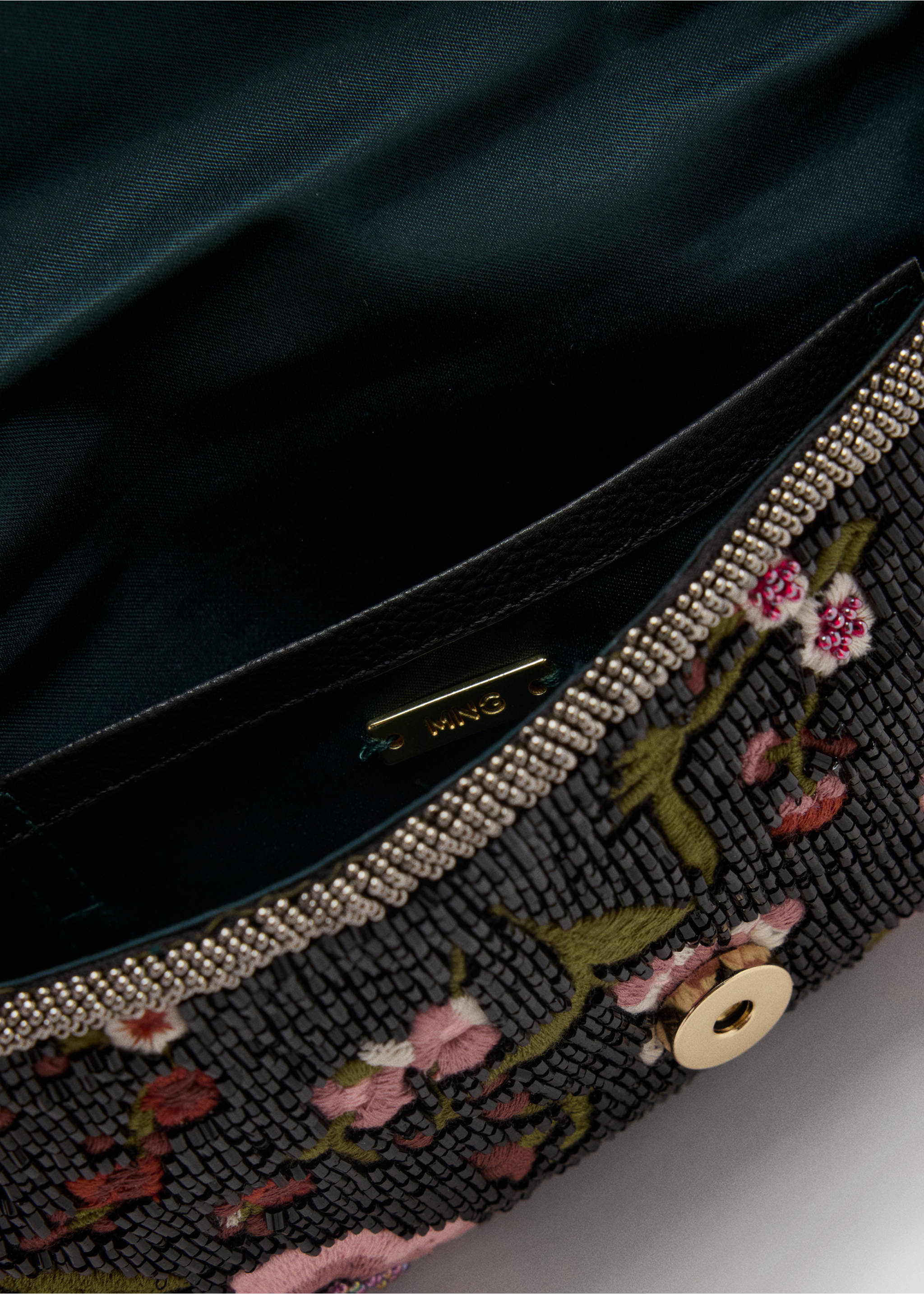 Beaded shoulder bag with floral embroidery and gold-tone hardware., Black. Ref: 47021354-00.