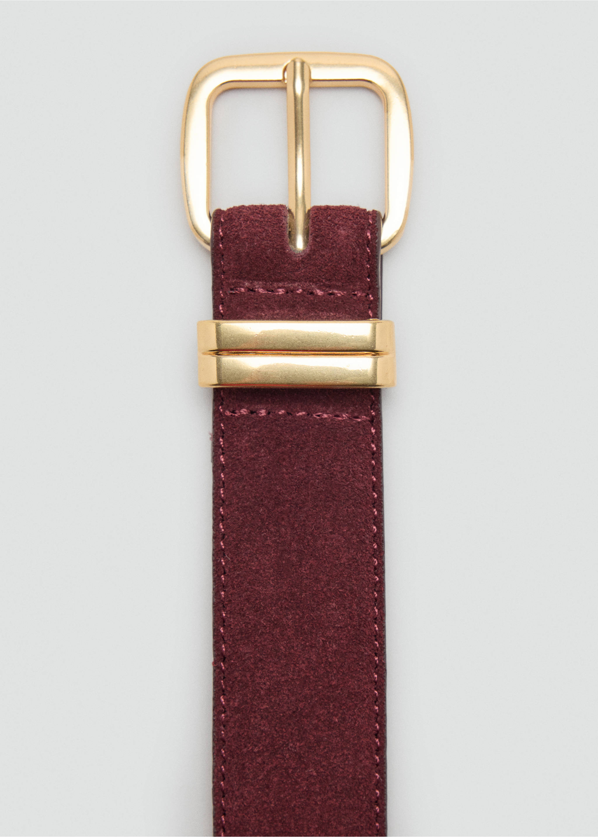 Maroon suede belt with a gold-toned buckle and double keepers., Burgundy. Ref: 47021358-00.