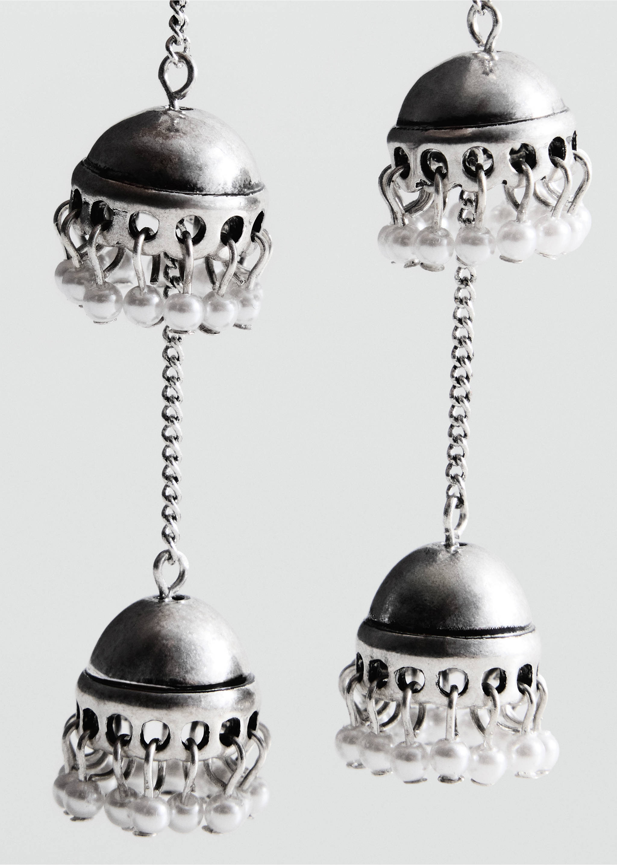 Boucles d'oreilles pendantes perles - Plan moyen, Argent. Ref: 47021384-00.