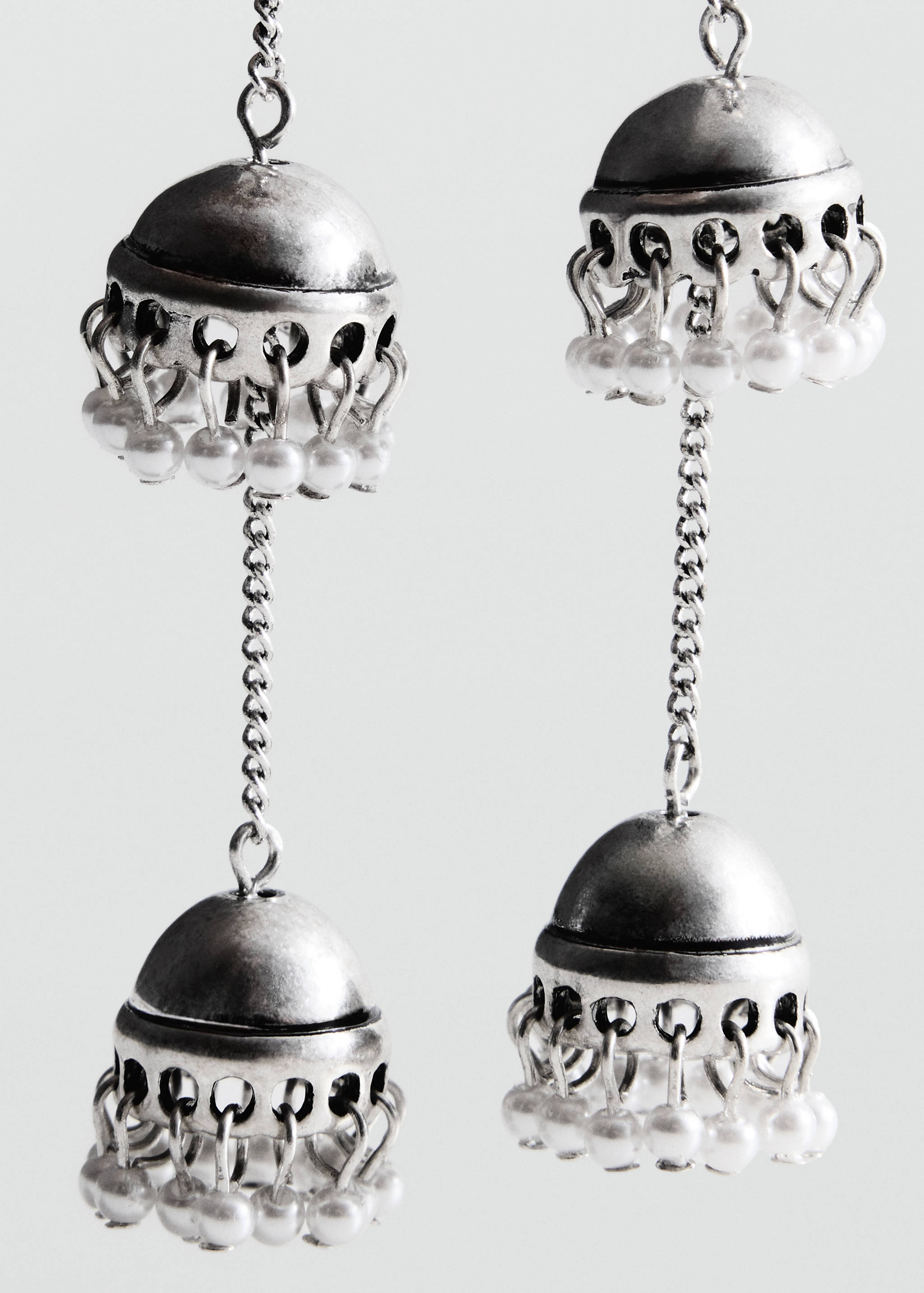 Boucles d'oreilles pendantes perles - Plan moyen