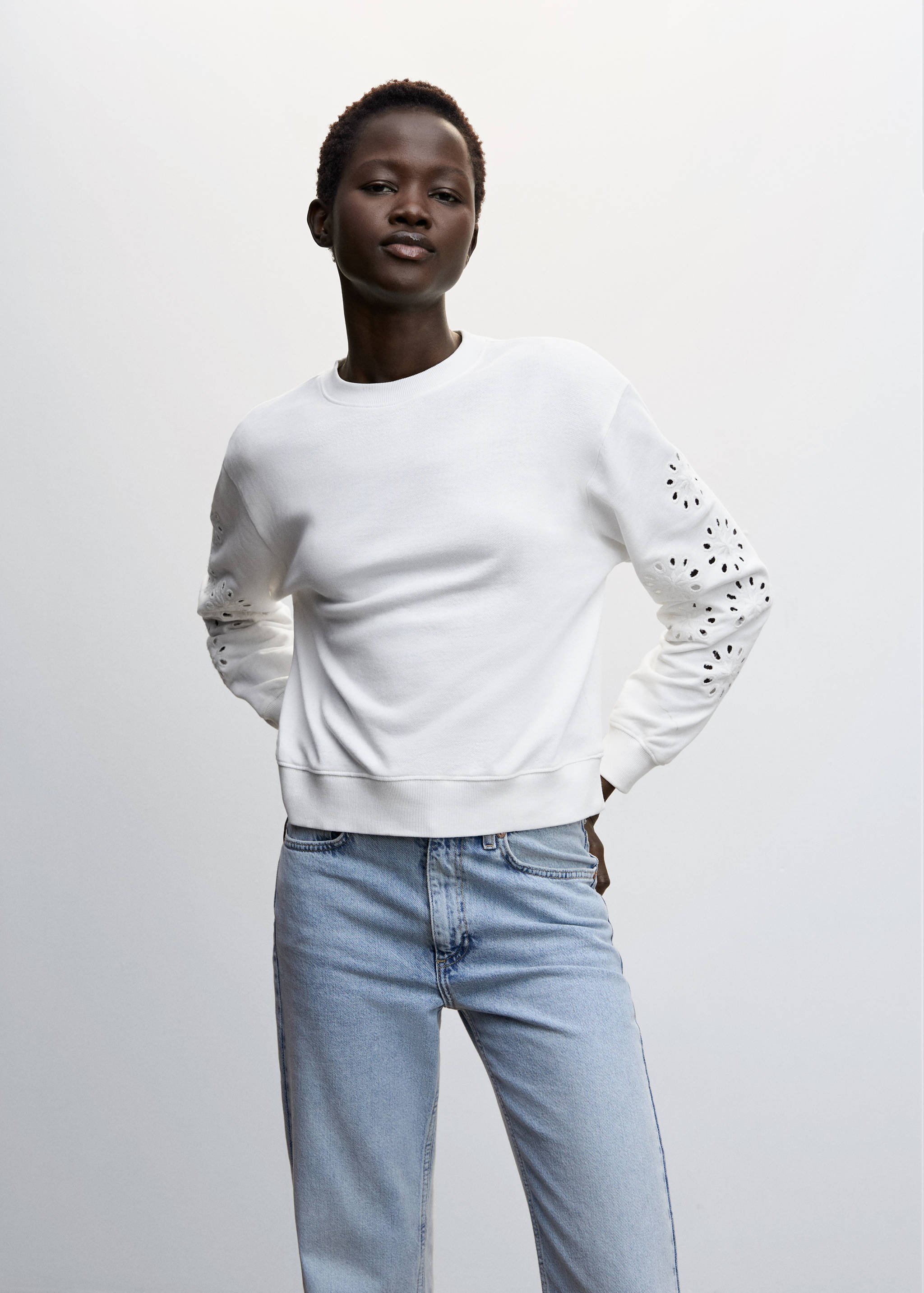 Sweat-shirt manches perforées - Plan moyen