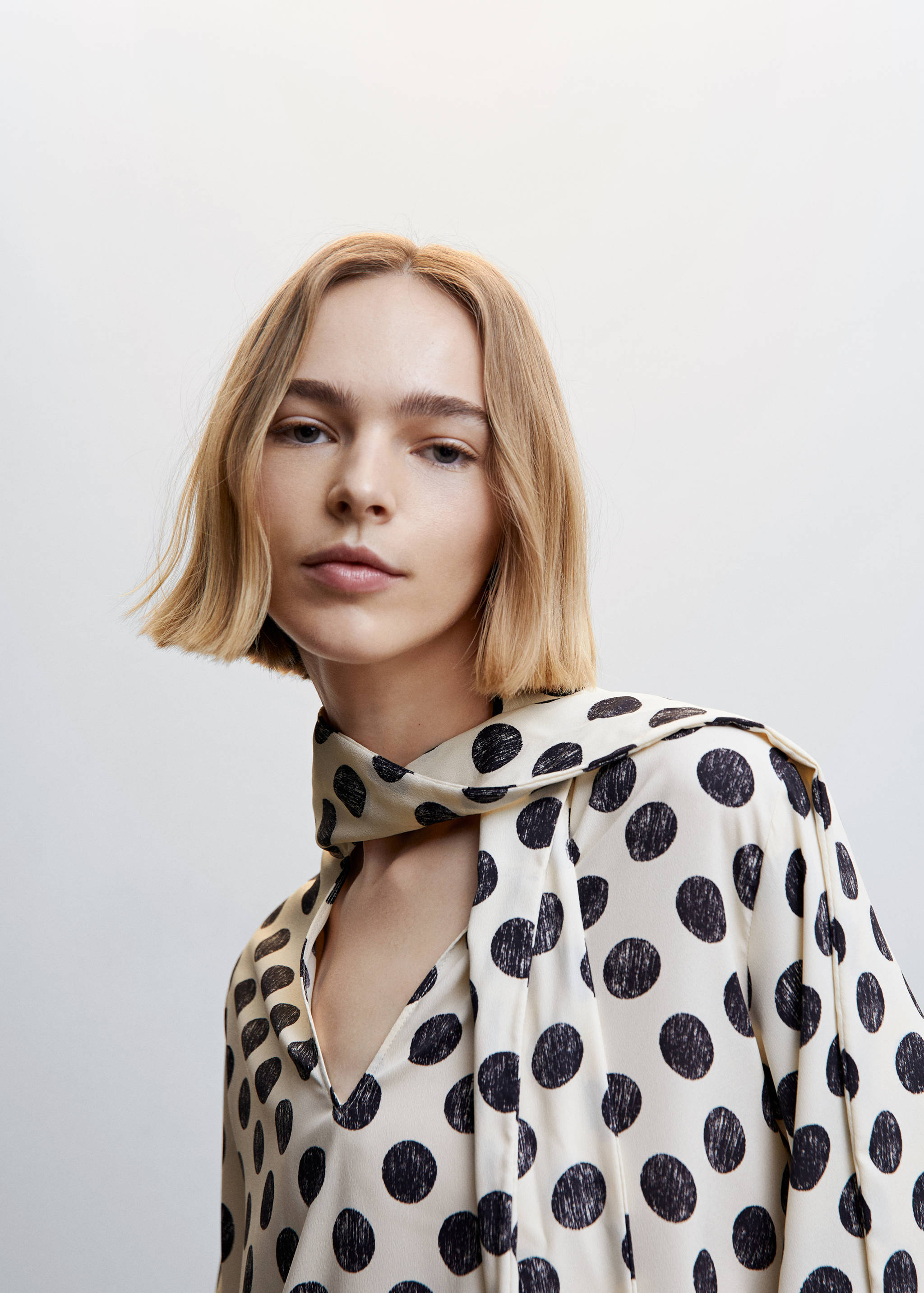 Блузка в горошек с бантом - Деталь изделия 1