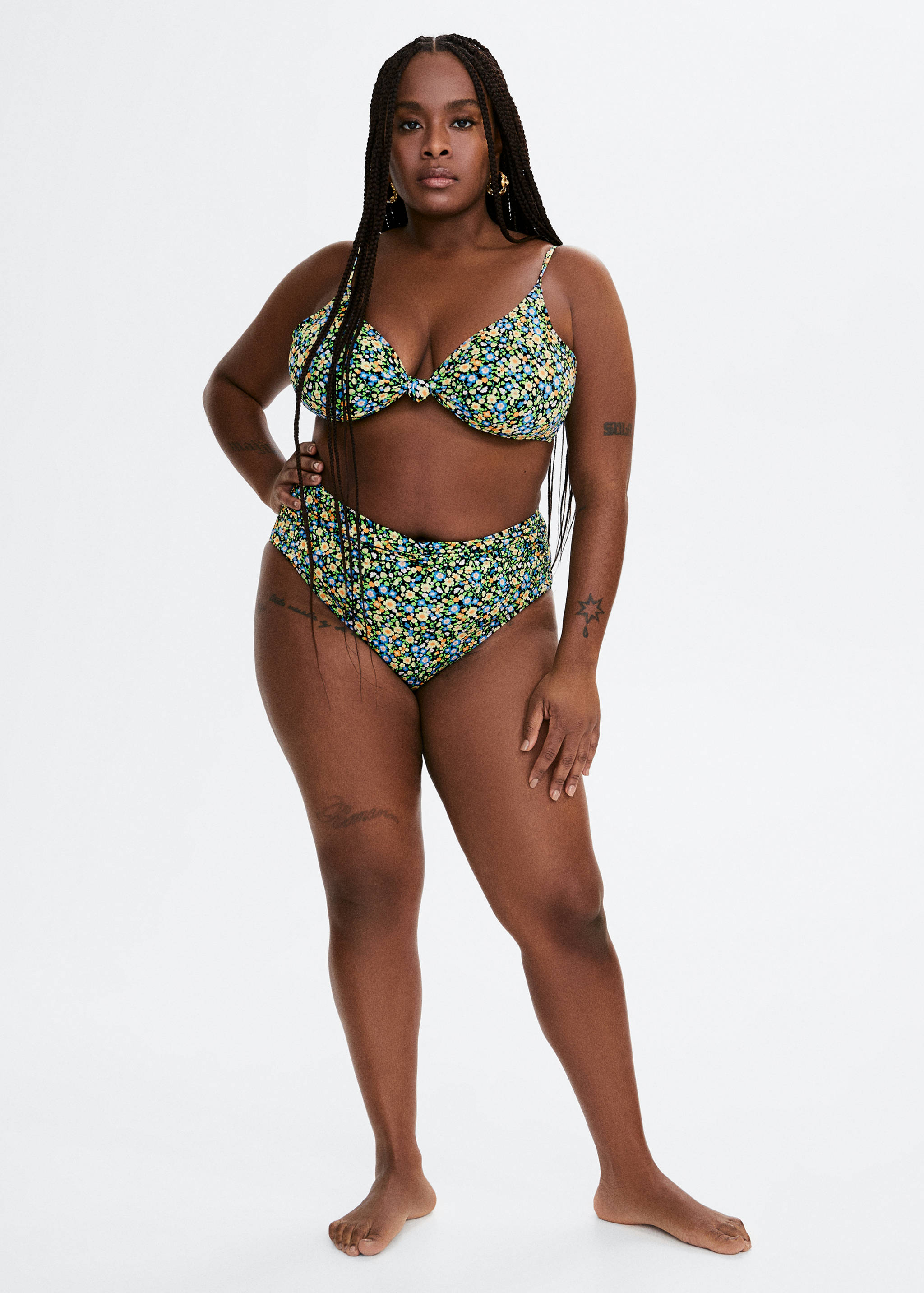 Góra od bikini z węzłem - Plan ogólny