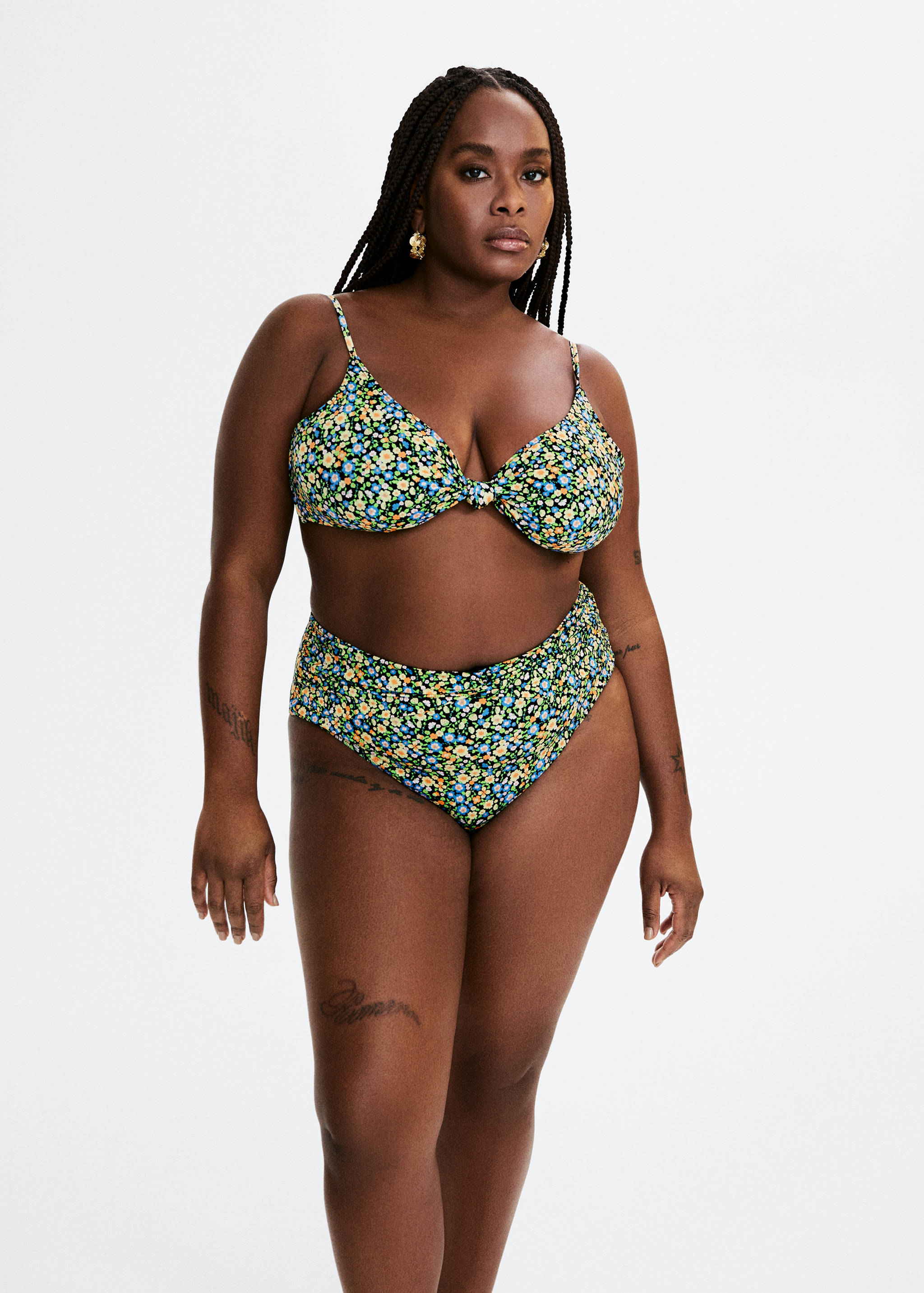 Góra od bikini z węzłem - Plan średni