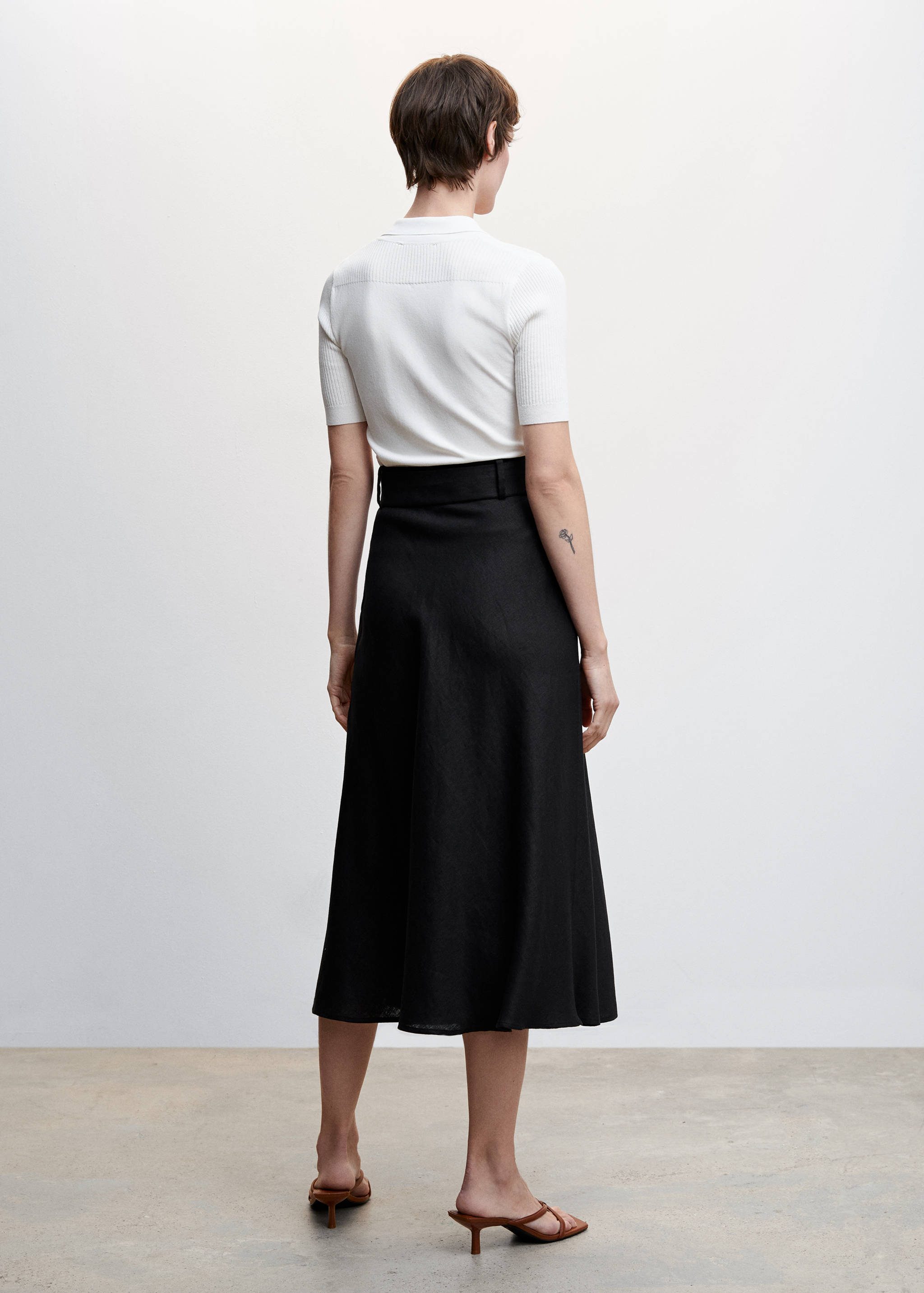 Linen skirt with belt - Reverse of the article