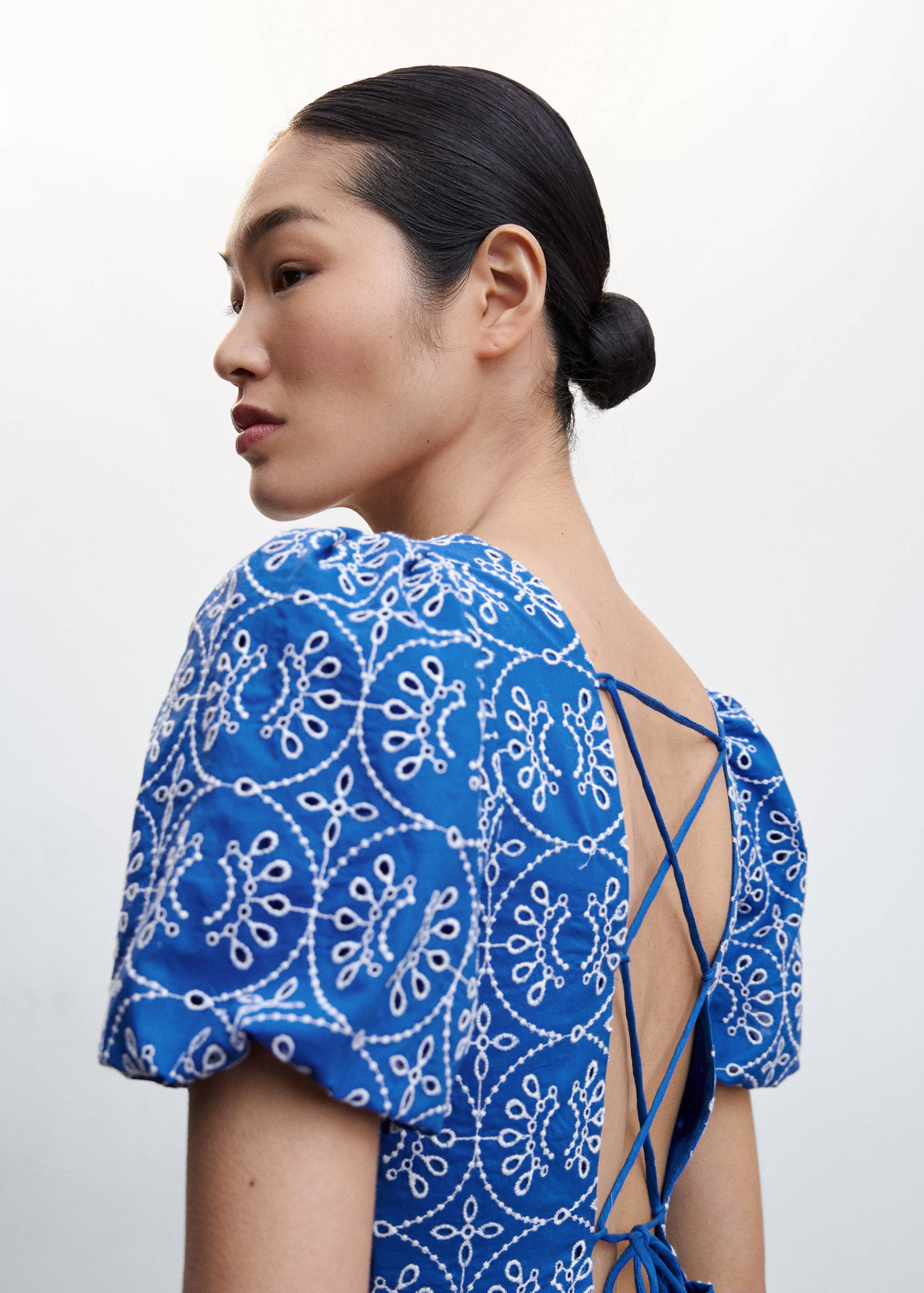 Robe brodée dos nu - Détail de l'article 1