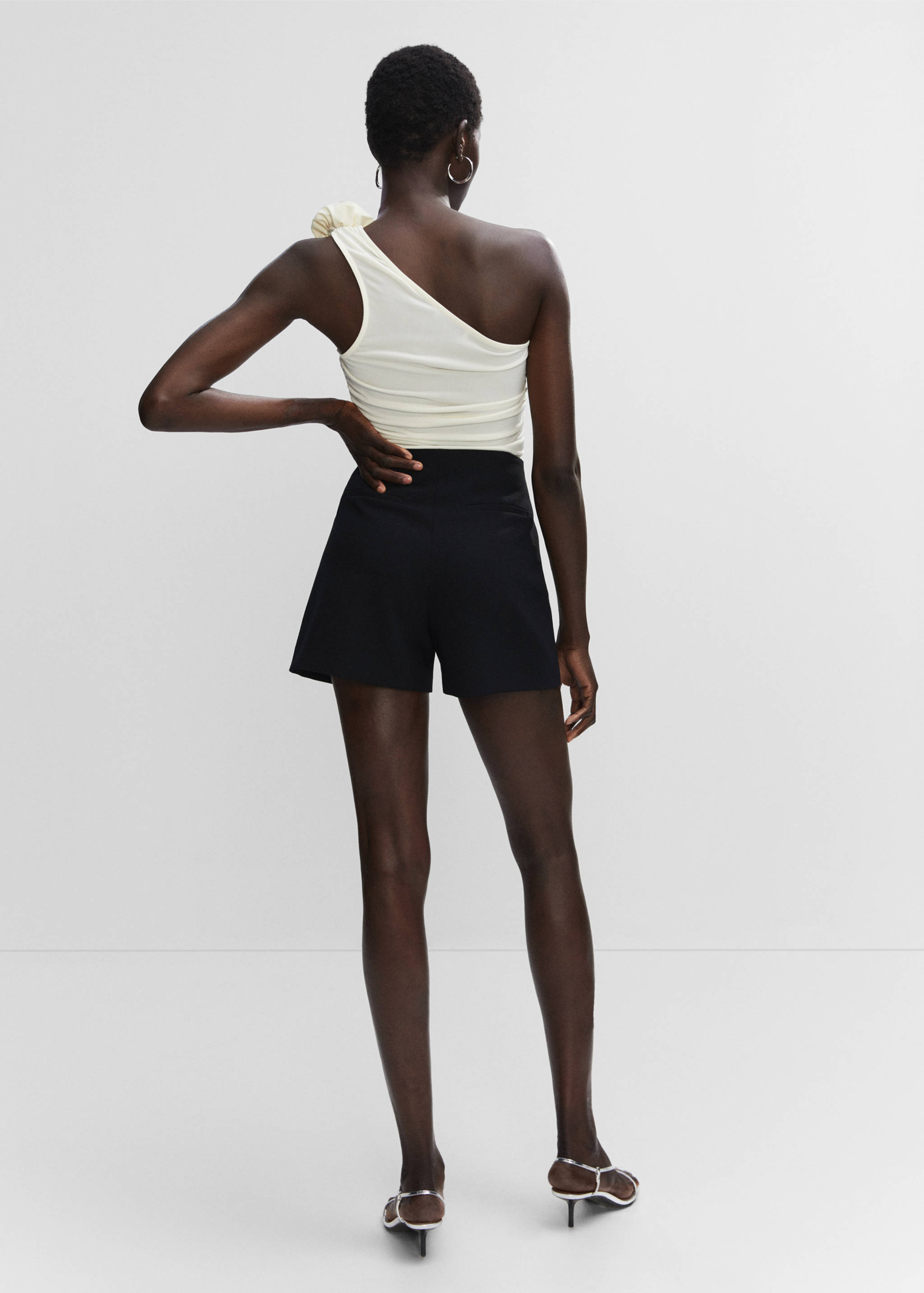 High-waist straight shorts - Reverse of the article