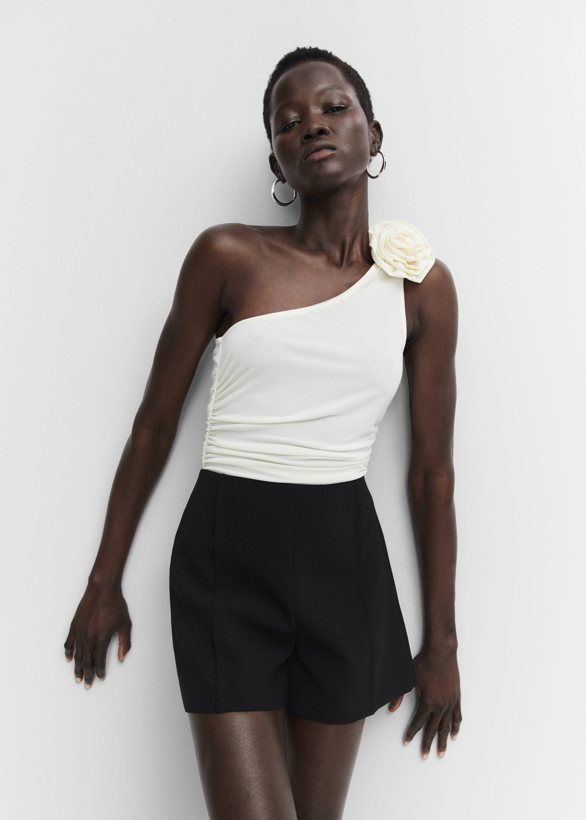 High-waist straight shorts - Details of the article 2