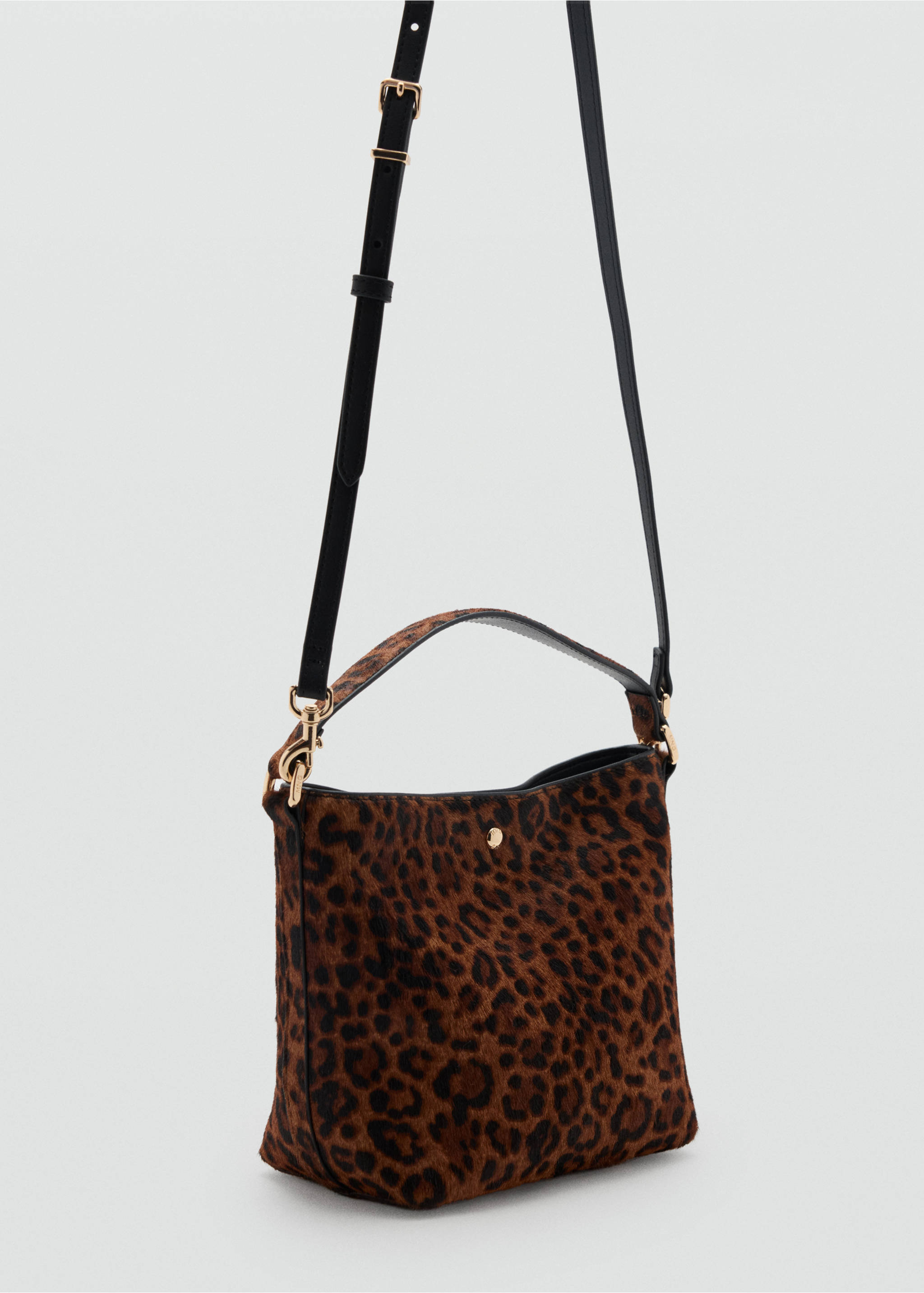Leopard print faux-fur bucket bag with a short handle and adjustable black shoulder strap., Tobacco Brown. Ref: 47031347-00.