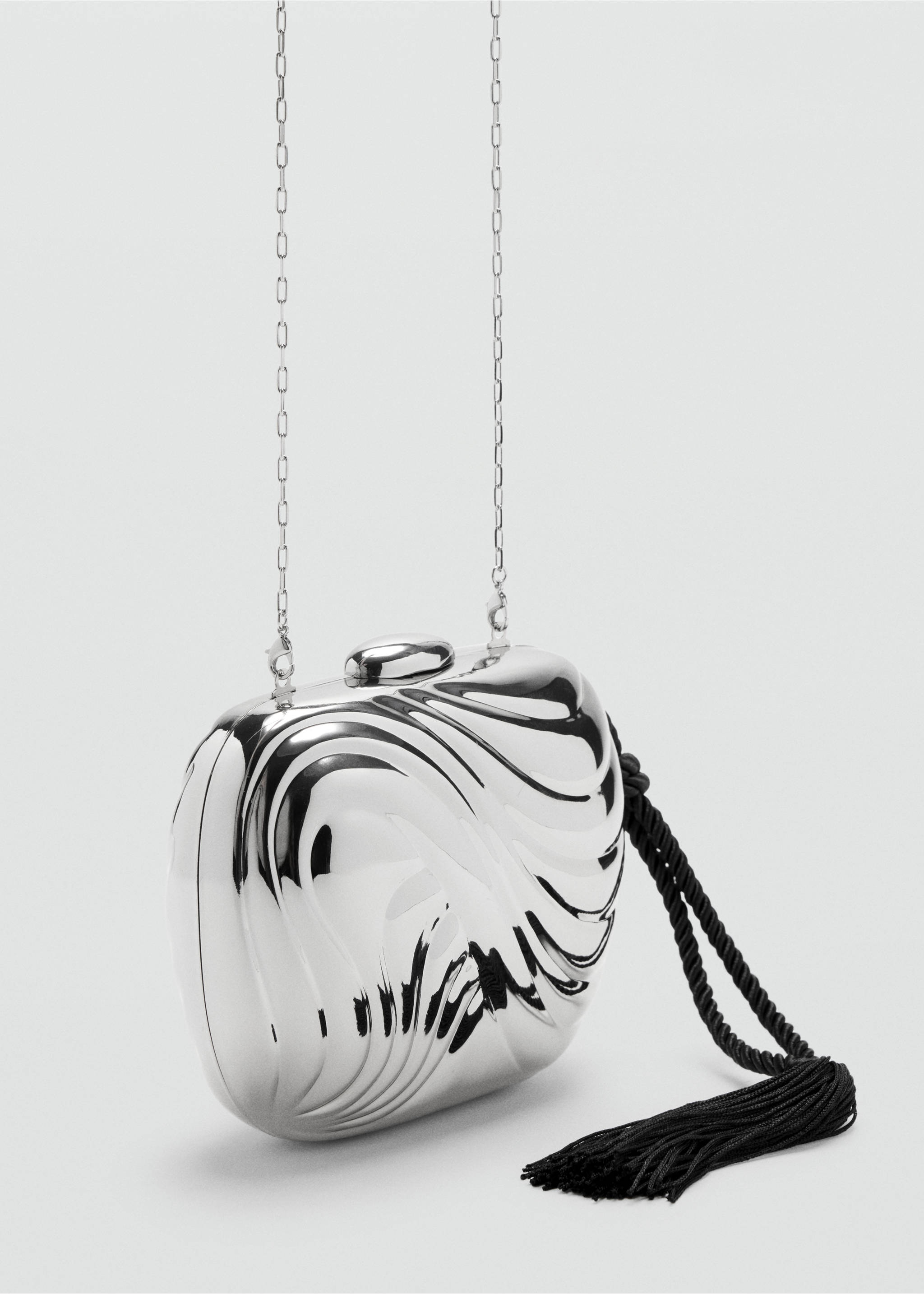 Bolso de mano clutch rígido de metal plateado con textura esculpida ondulada y borla negra., Plata. Ref: 47031353-00.