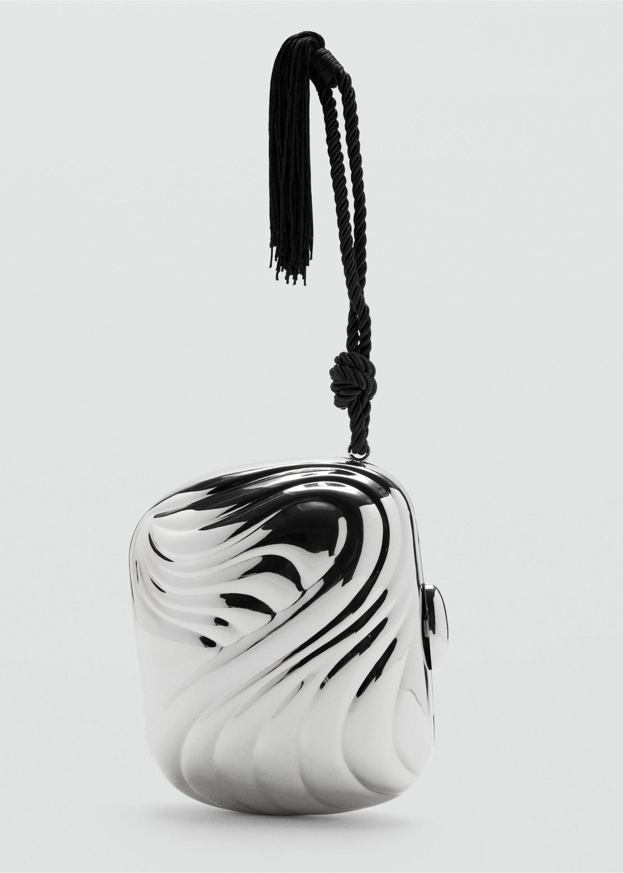 Bolso de mano plateado metalizado con cordón negro y borla., Plata. Ref: 47031353-00.