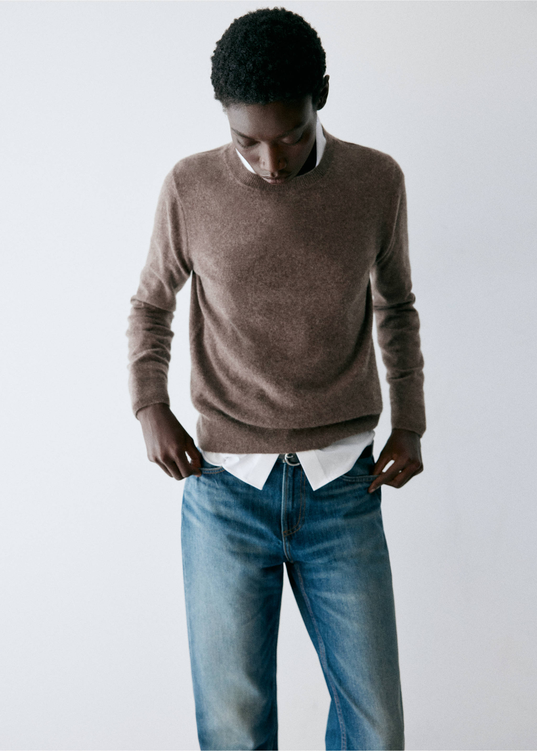 Brown knit jersey with a round neckline layered over a white shirt., Medium Brown. Ref: 47031363-00.