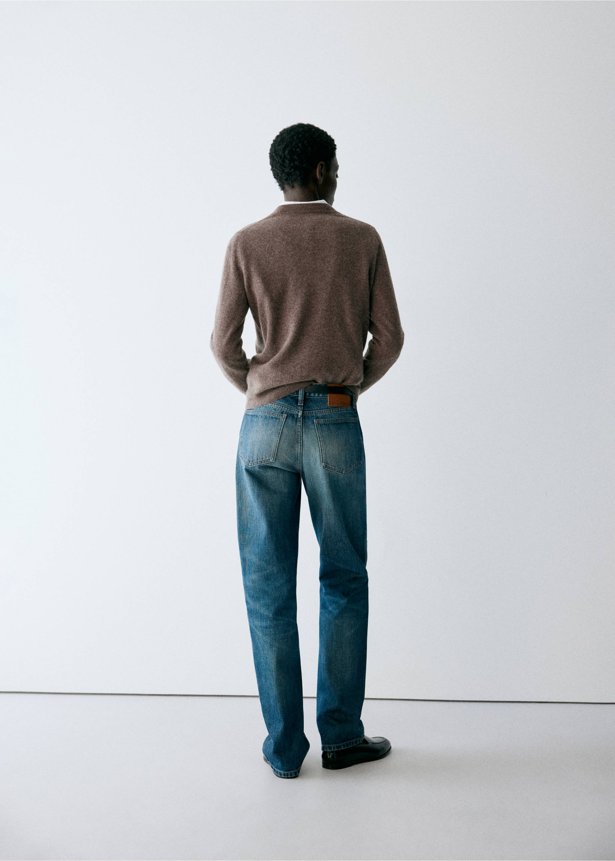 Brown knit V-neck jersey, back view, Medium Brown. Ref: 47031363-00.