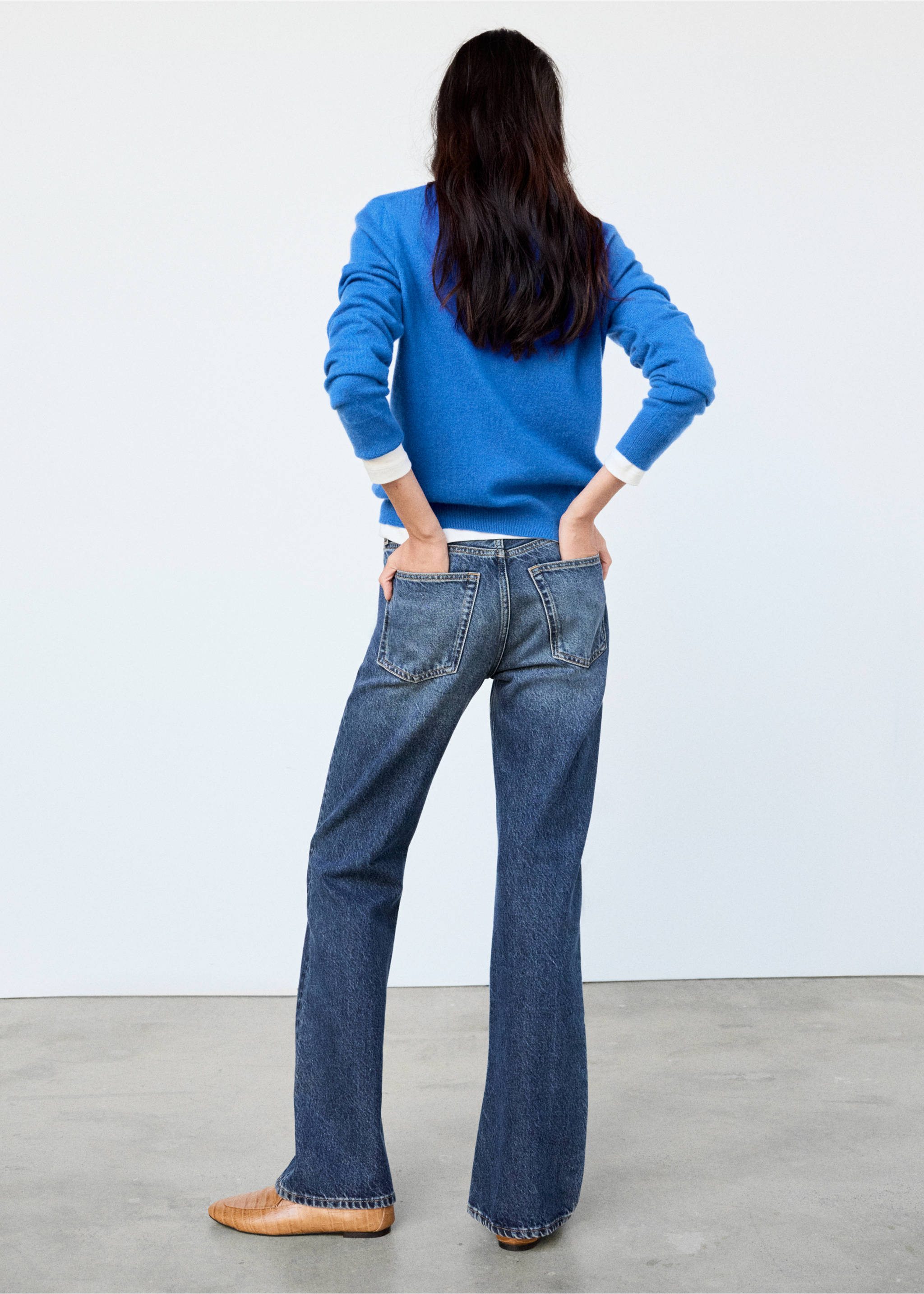 Back view of a blue knit jersey with long sleeves, worn with jeans., Vibrant blue. Ref: 47031363-00.