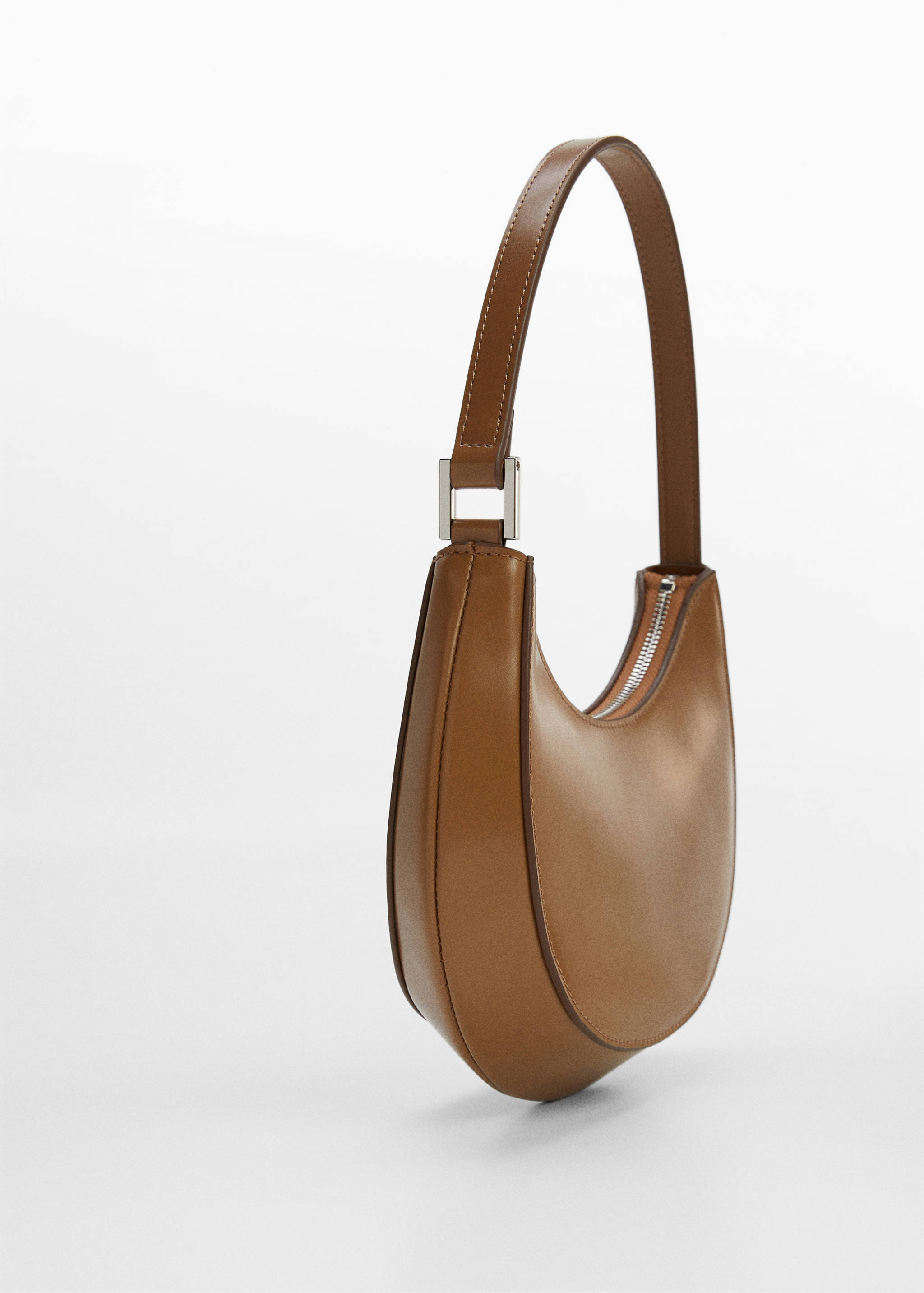 Овальная сумка с короткой ручкой - Средний план