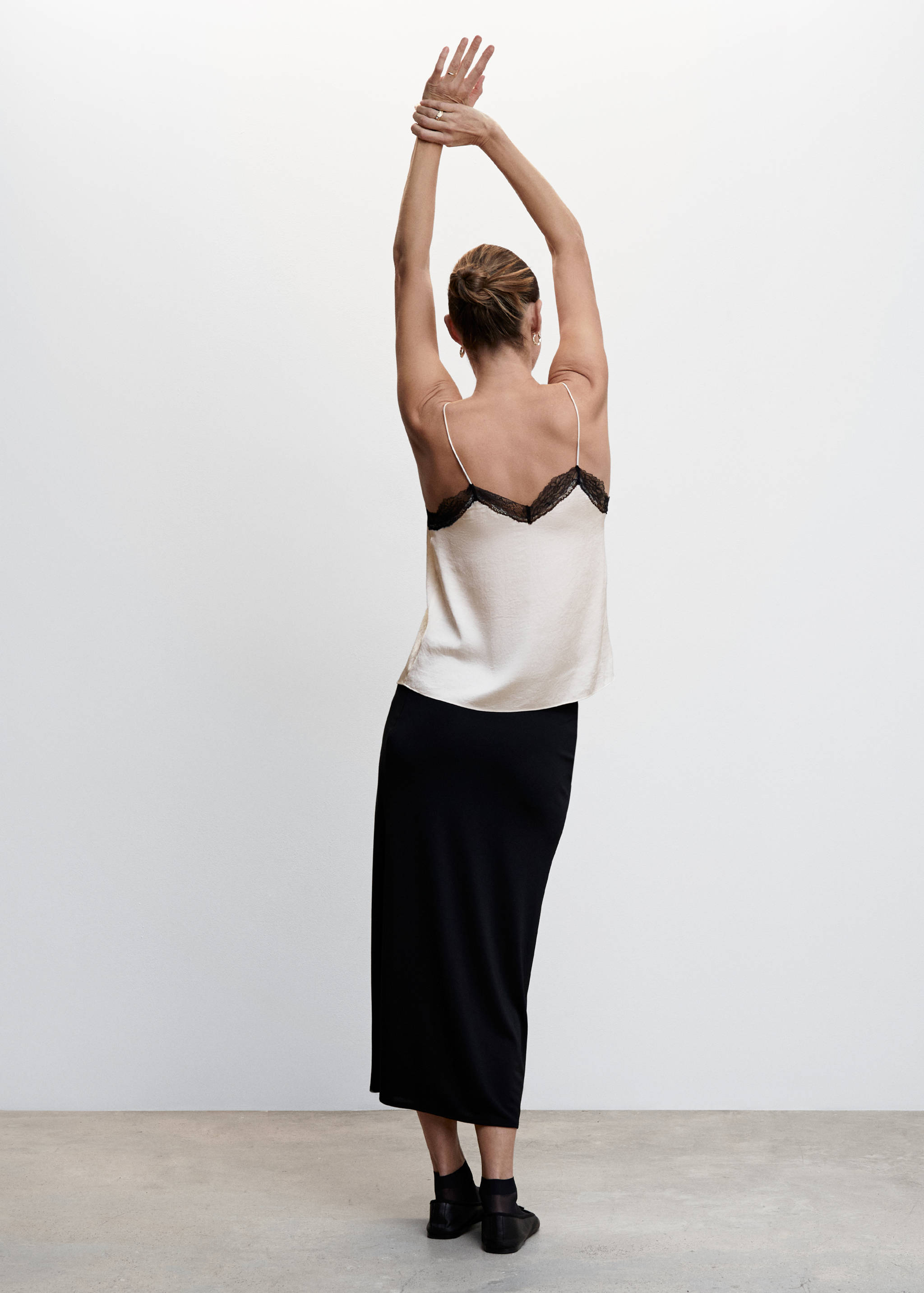 ثوب علوي طراز ثوب داخلي تطريز - الجهة الخلفية للمنتج