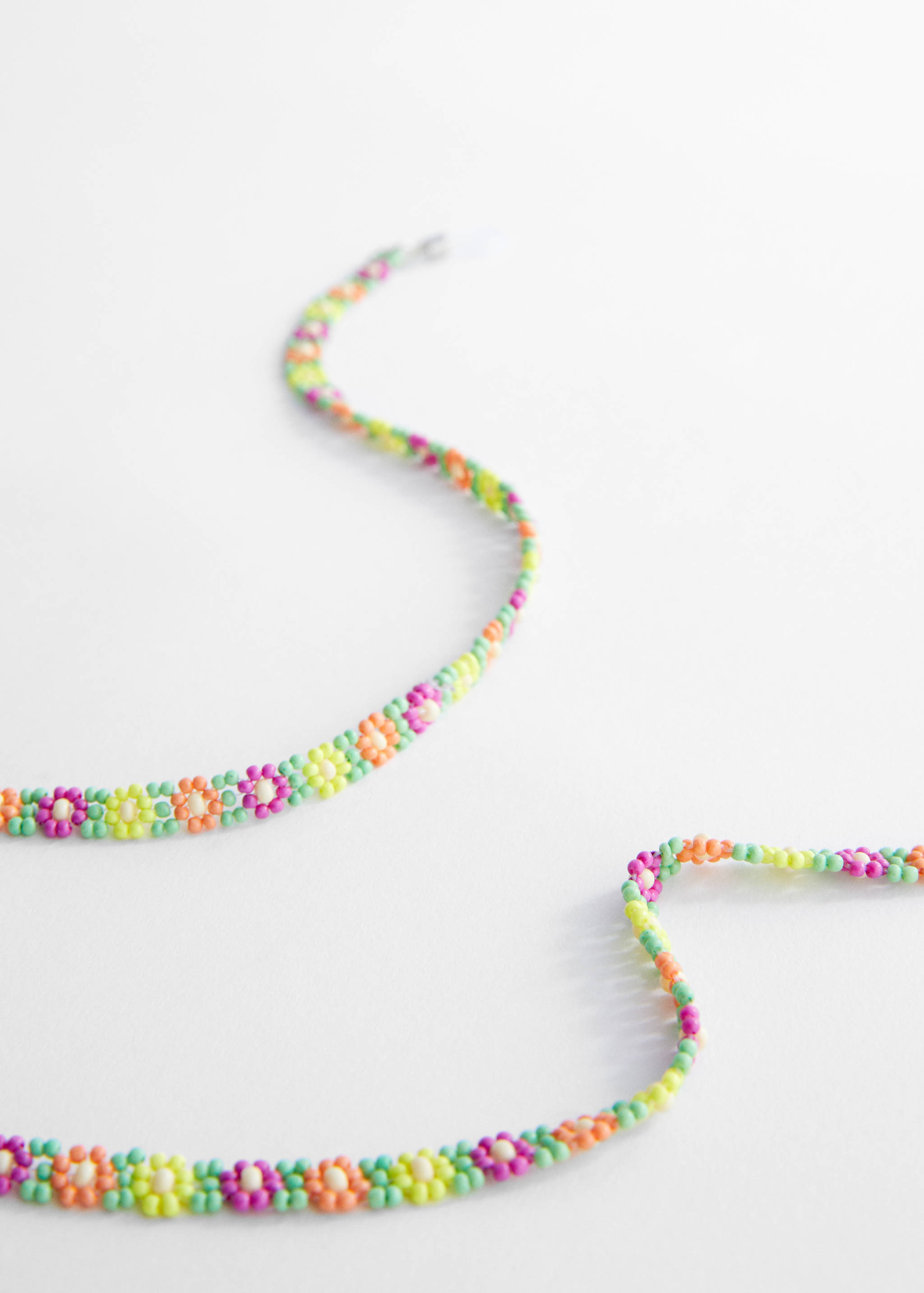 Chaîne lunettes perles  - Plan moyen