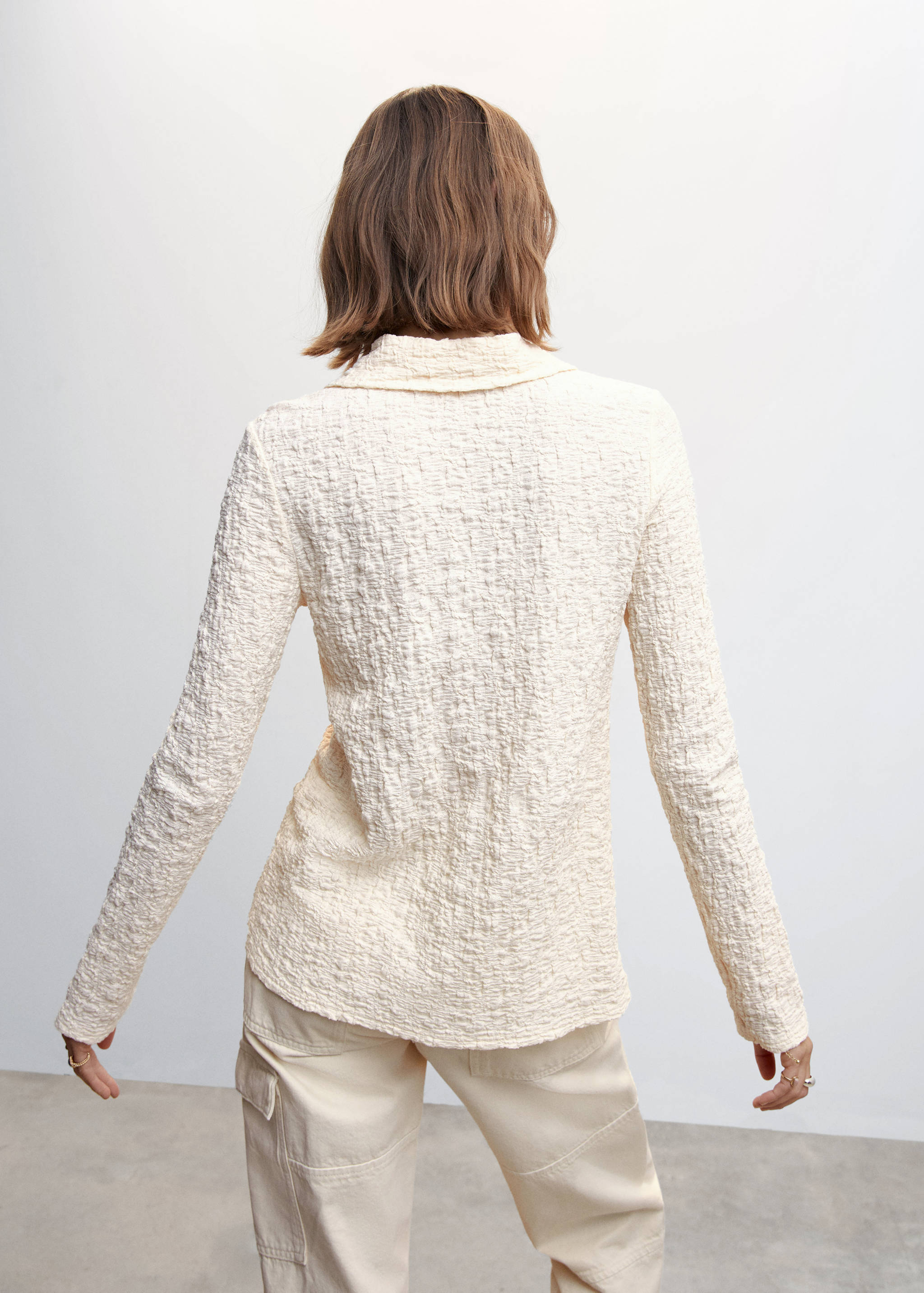 Textured shirt with buttons - Reverse of the article