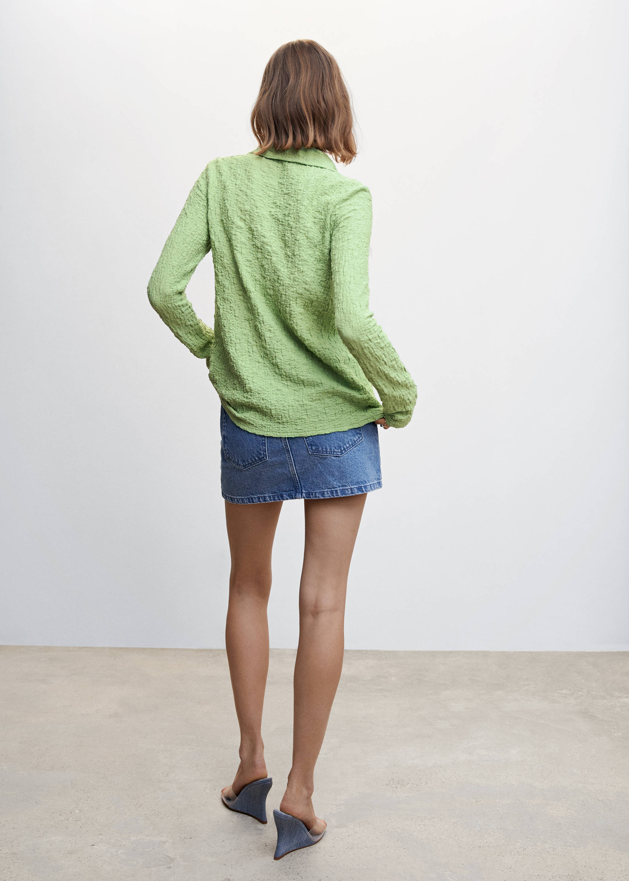 Textured shirt with buttons - Reverse of the article