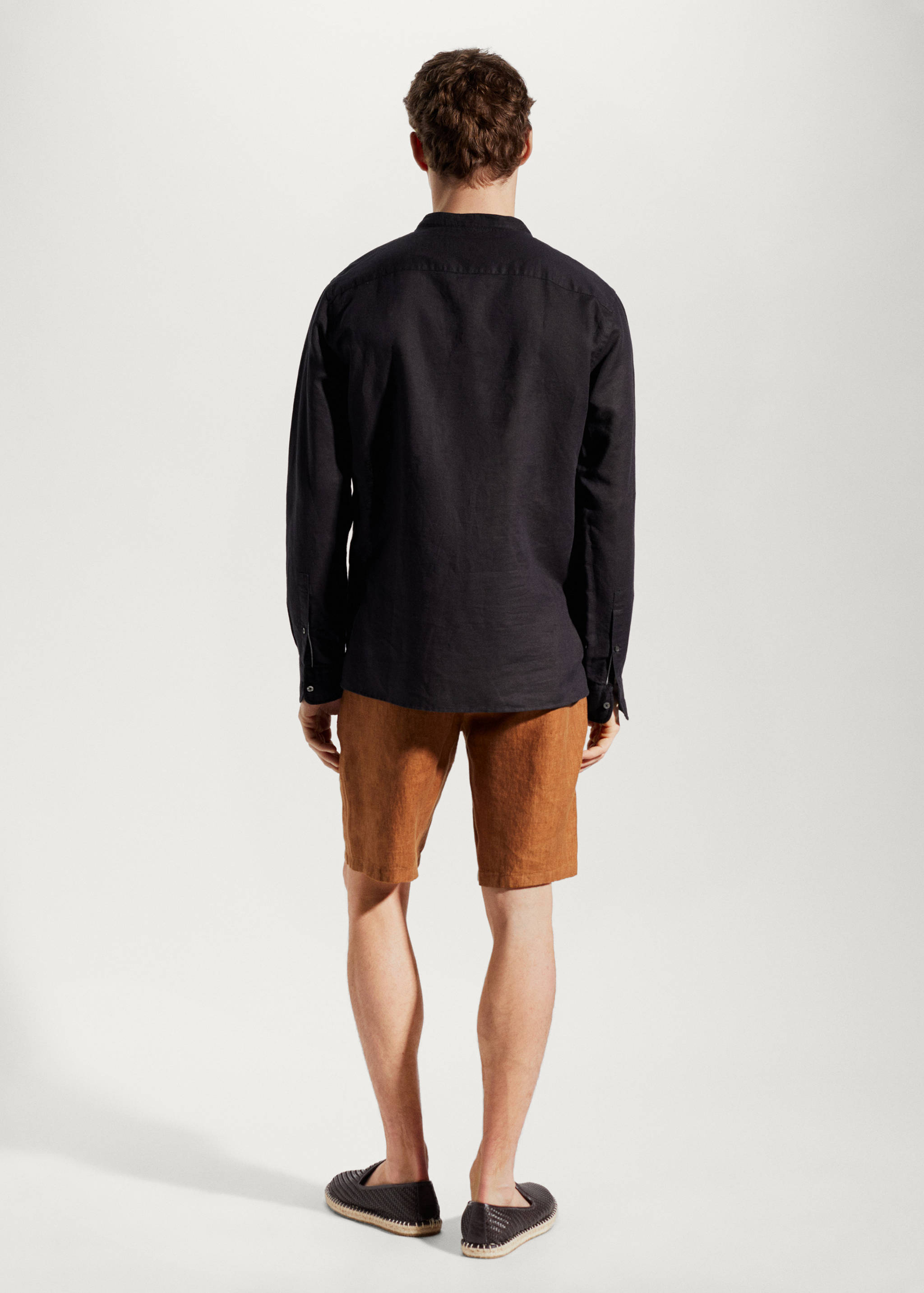 قميص كتان بياقة ماو منتظم - الجهة الخلفية للمنتج