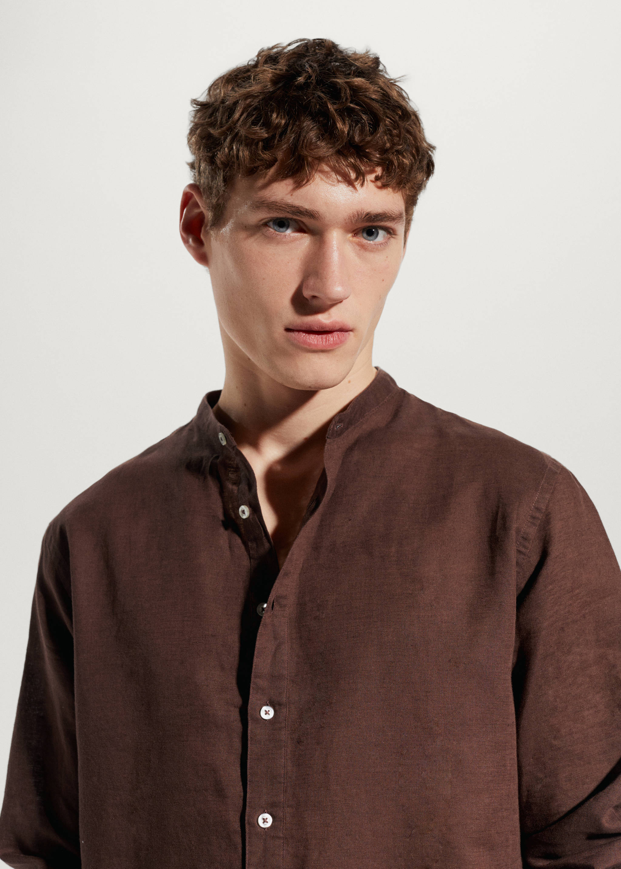 قميص كتان بقصة منتظمة وياقة ماو - تفاصيل المنتج 1