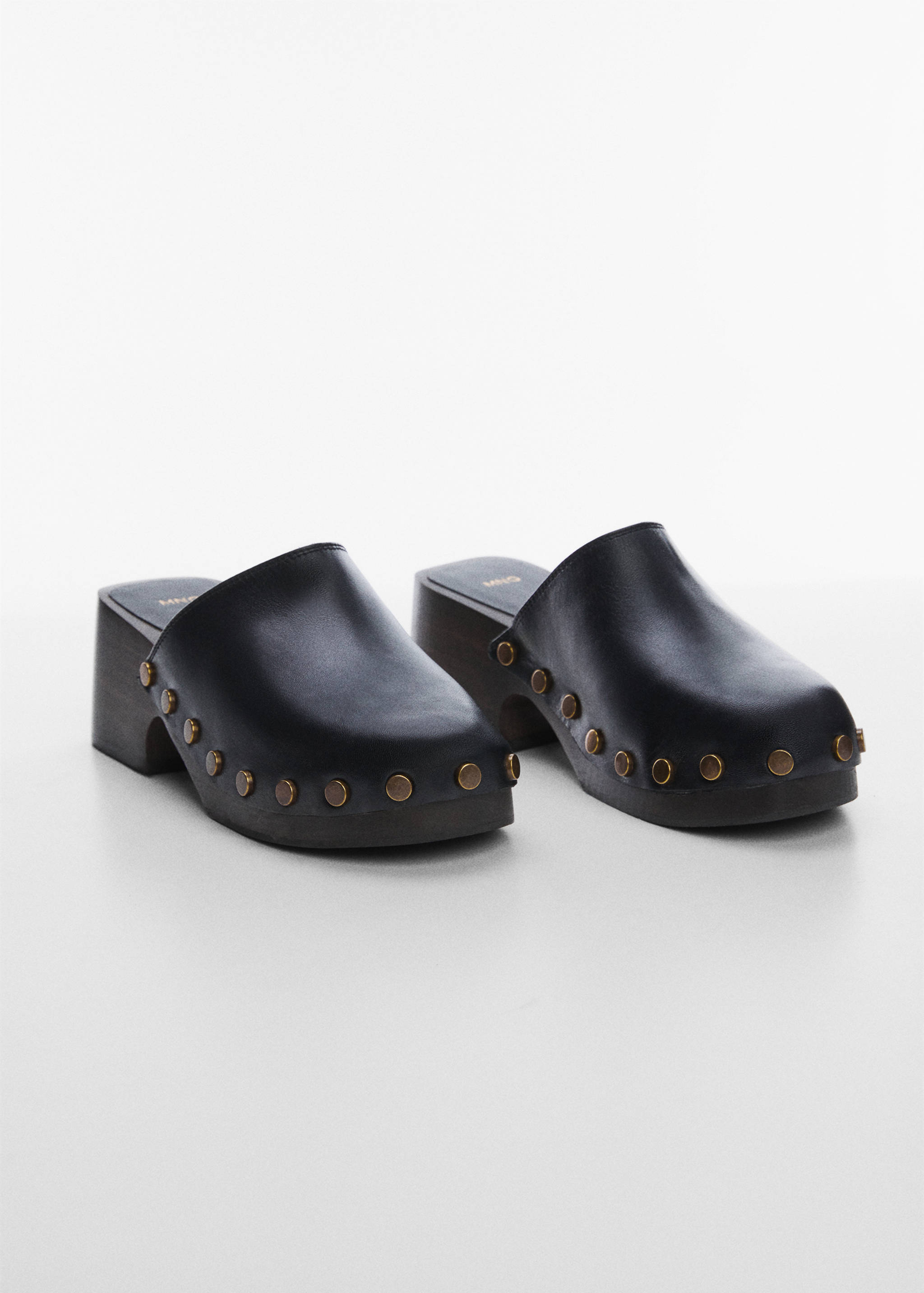 Studded leather clog - Середній план
