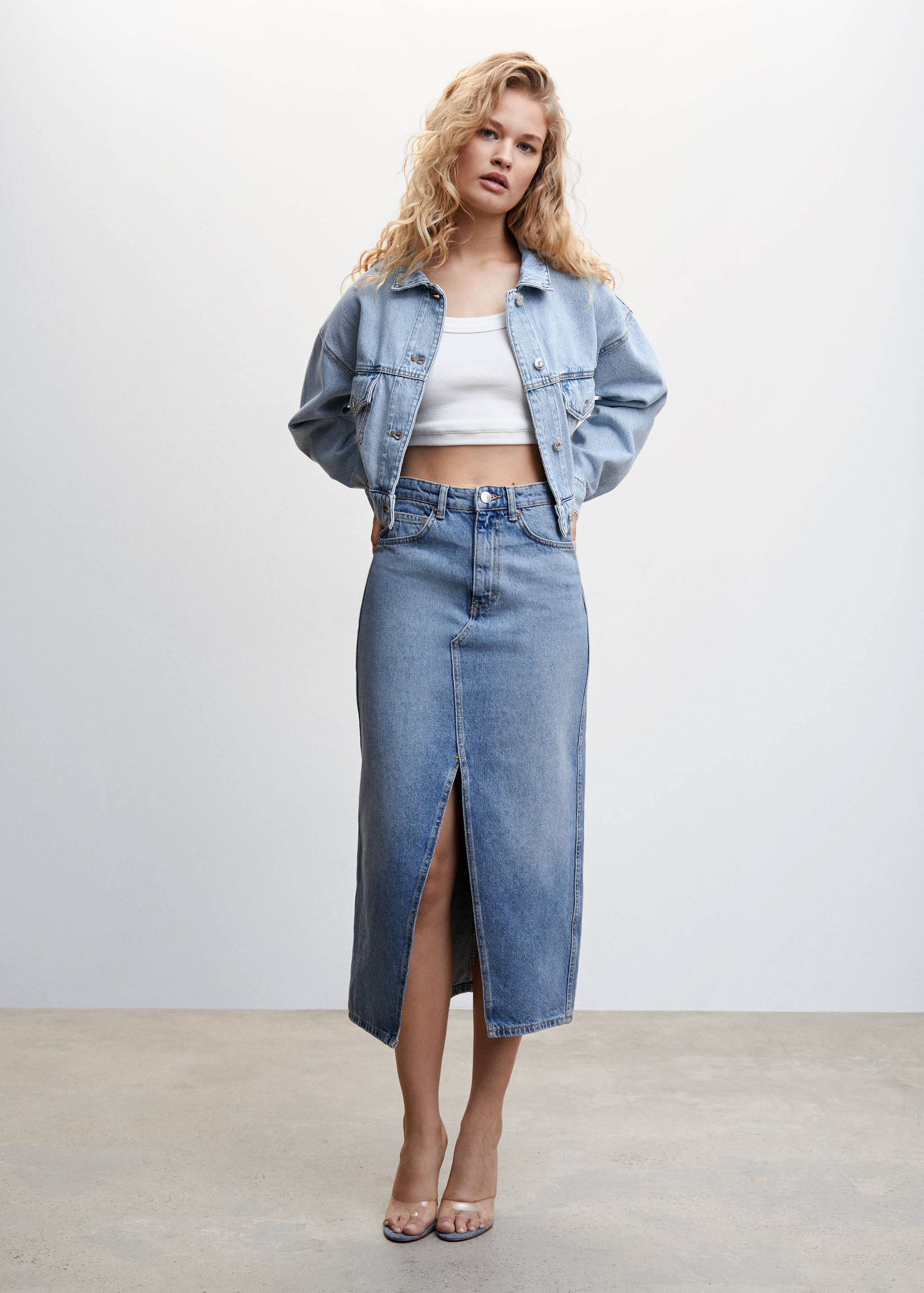 Cazadora vaquera crop  - Plano general