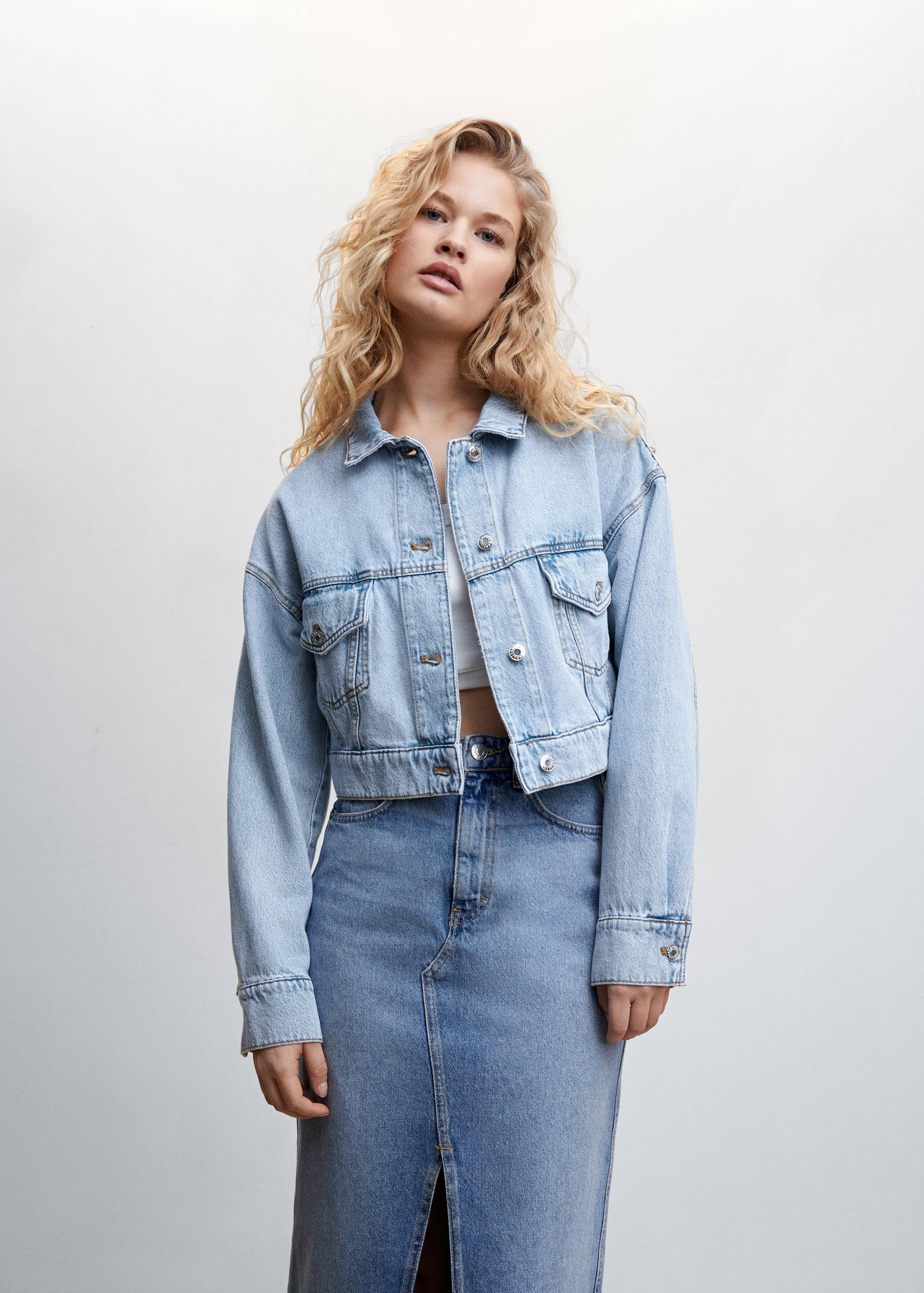 Cazadora vaquera crop  - Plano medio