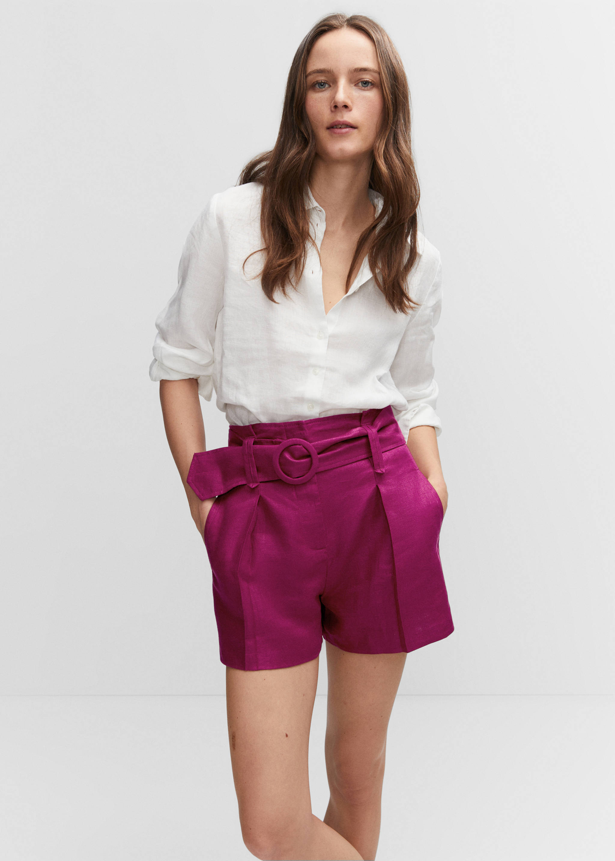 Льняные шорты с поясом - Средний план