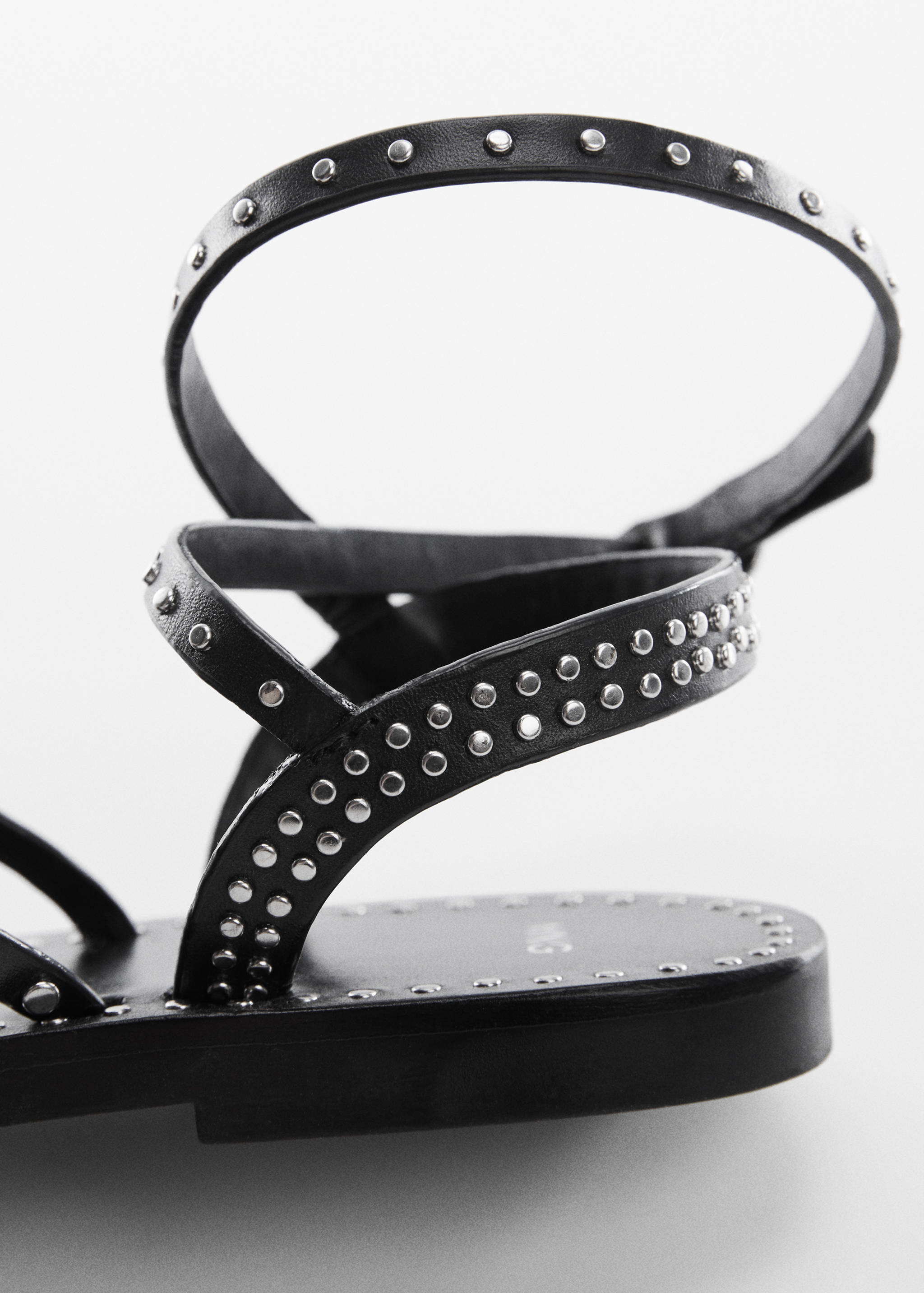 Кожаные шлепанцы с заклепками - Деталь изделия 2