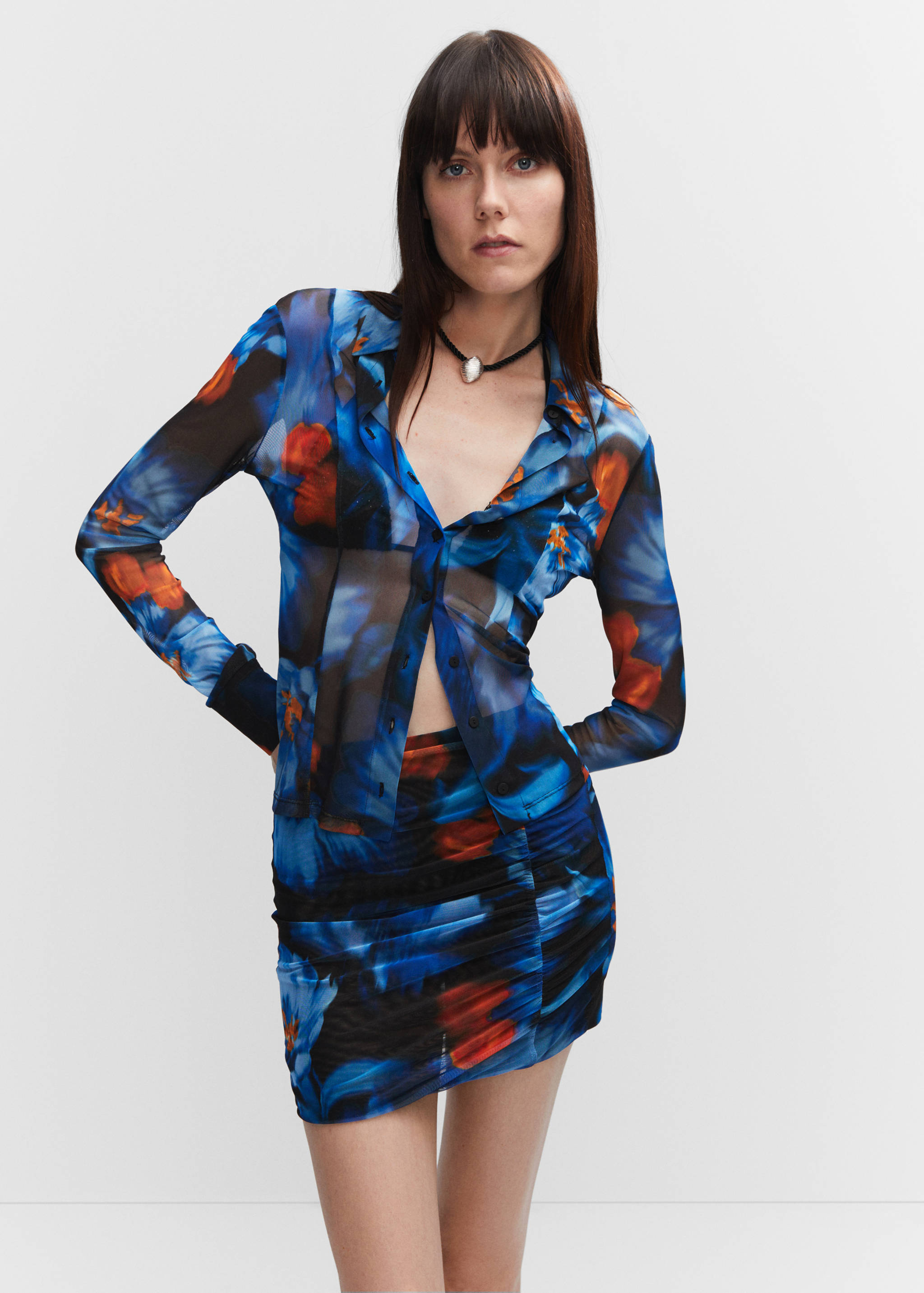 Рубашка из шифона с цветами - Средний план