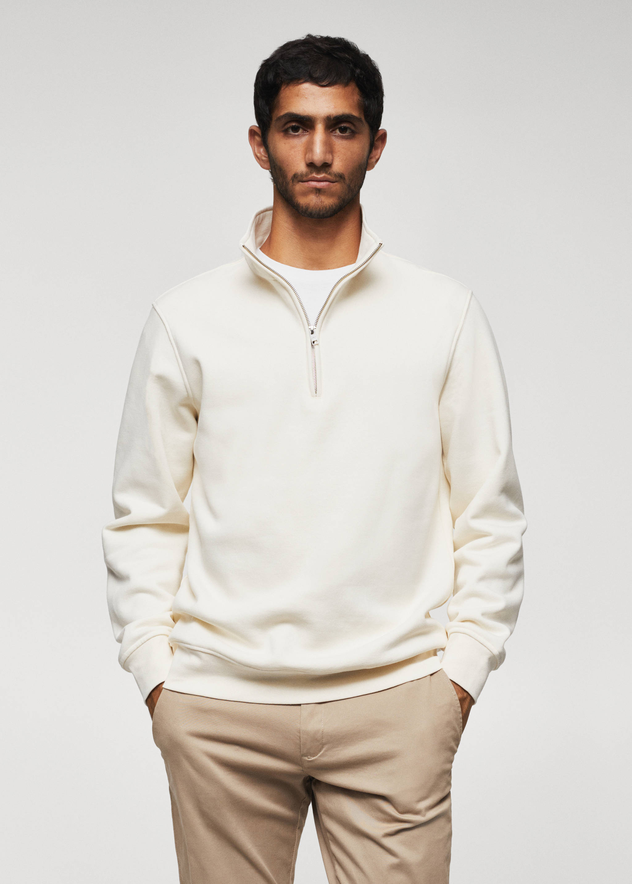 Хлопковый свитшот с воротником на молнии - Средний план