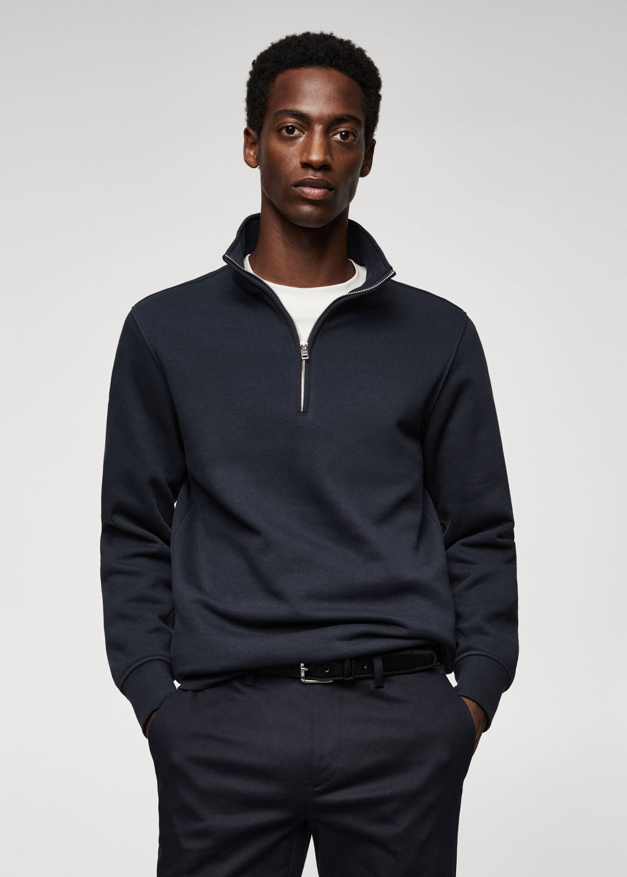 Хлопковый свитшот с воротником на молнии - Средний план