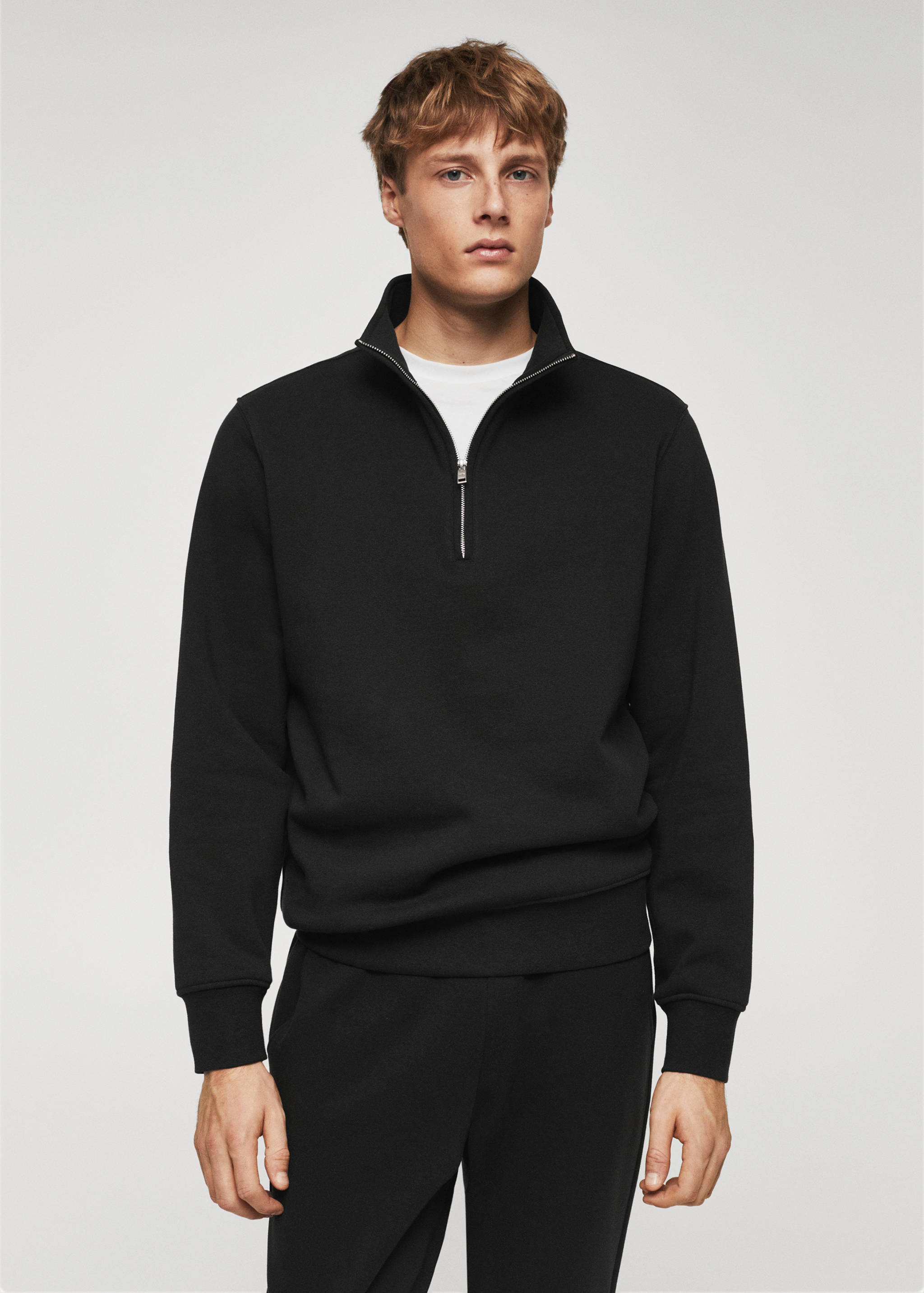 Хлопковый свитшот с воротником на молнии - Средний план