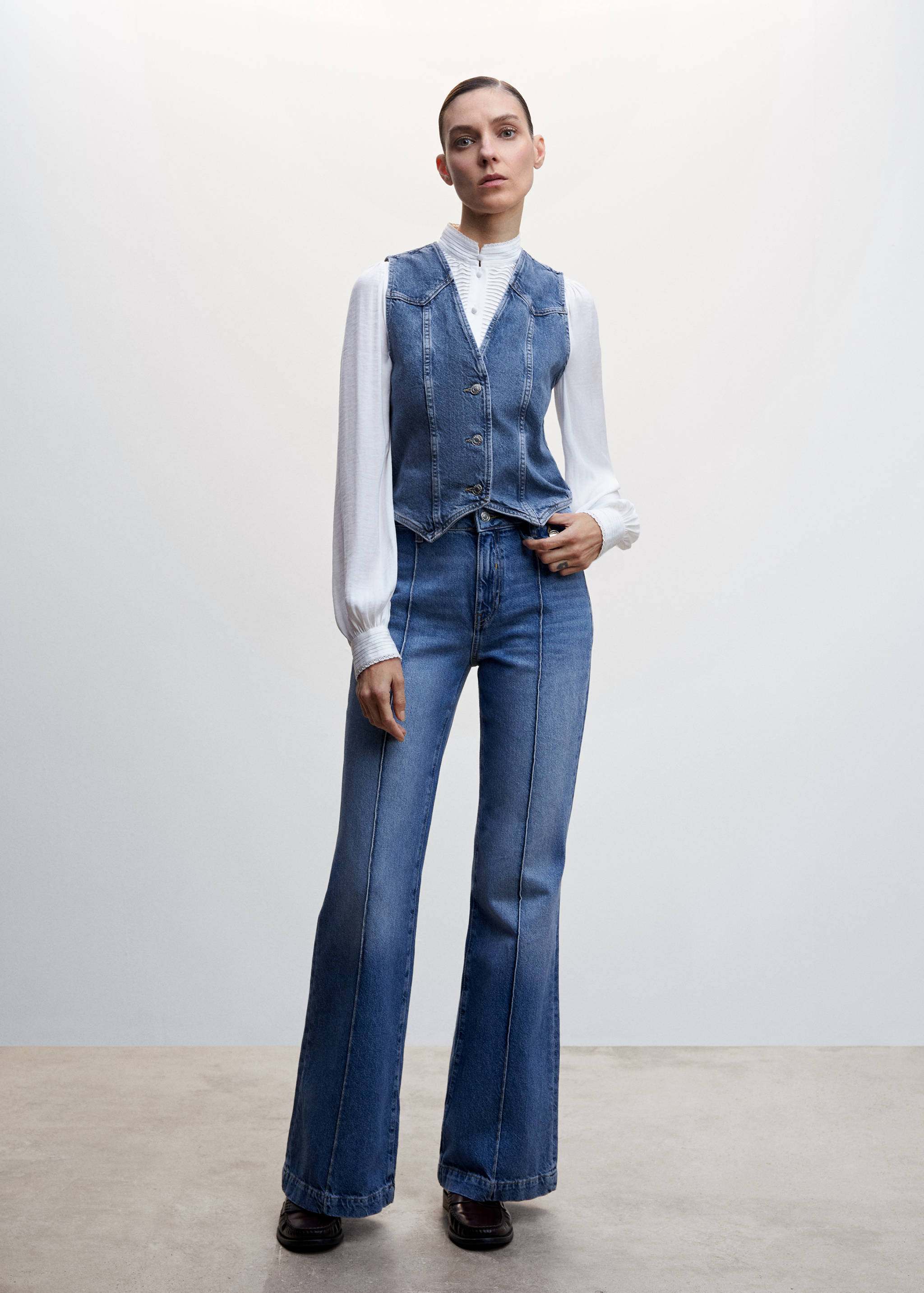 Жилет из денима с декоративными строчками - Общий план