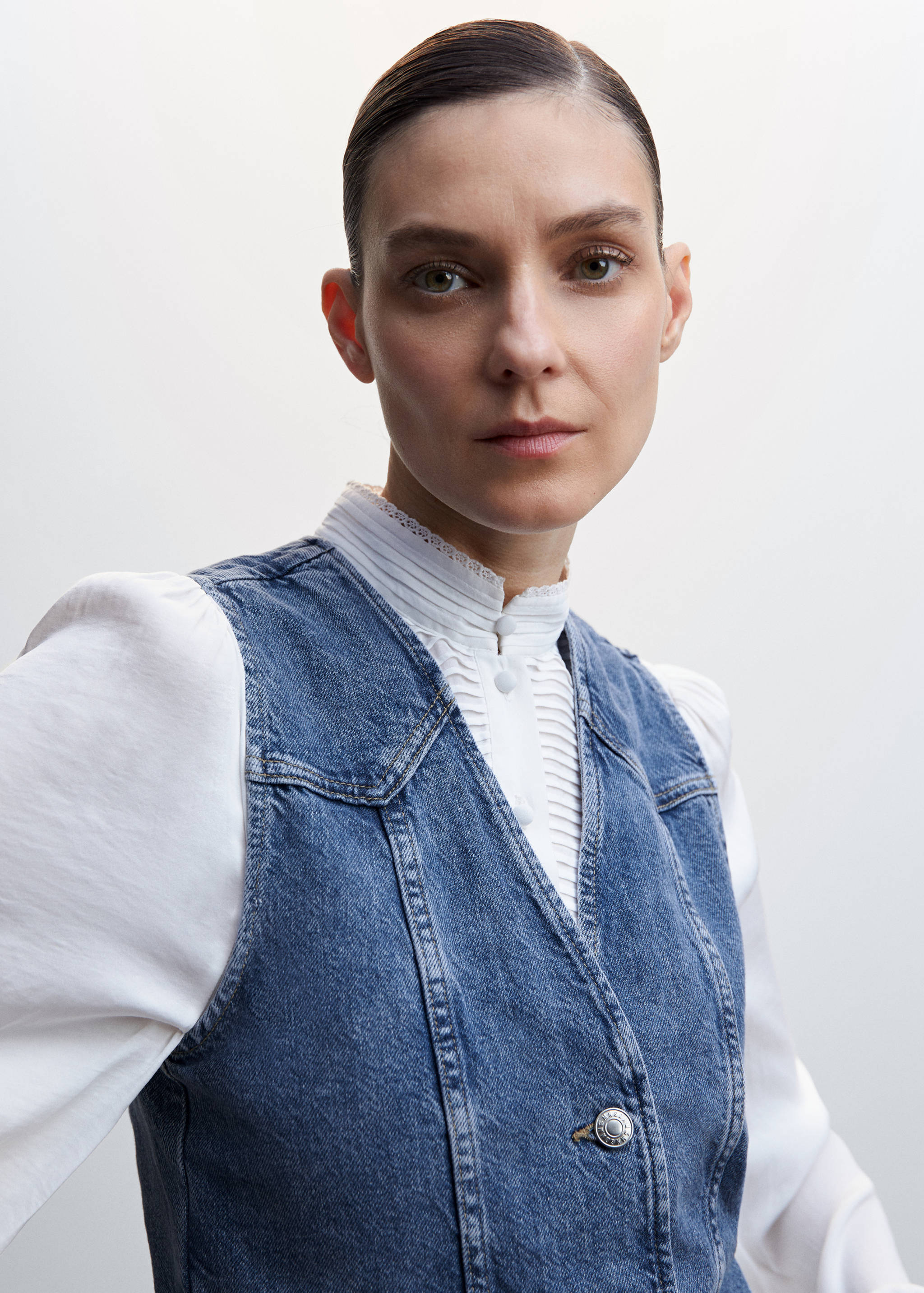 Жилет из денима с декоративными строчками - Деталь изделия 1