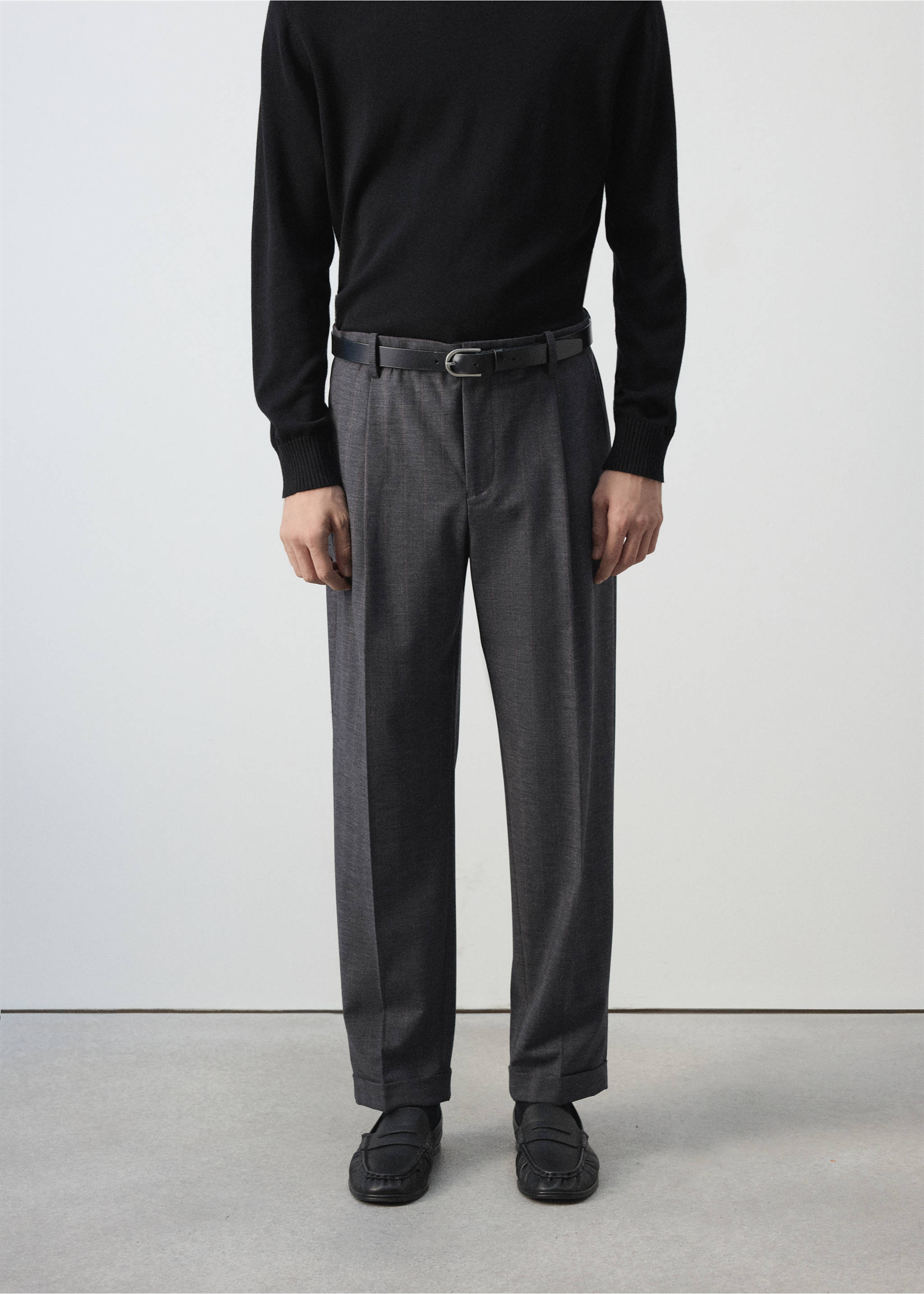 Pantalones rectos de pinzas en gris oscuro con vuelta en el bajo., Gris oscuro vigoré. Ref: 47041323-00.