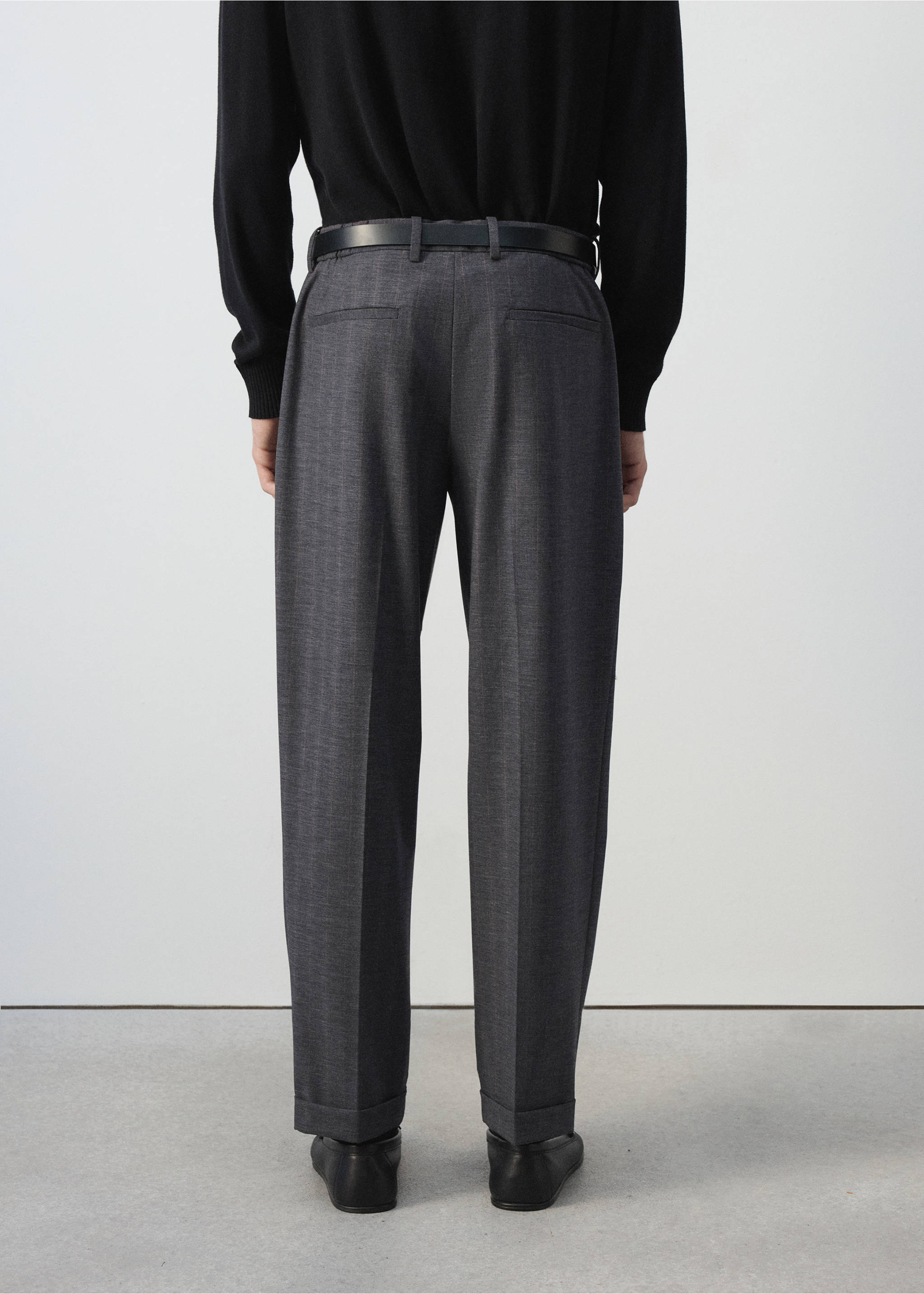 Pantalones de traje en gris oscuro vistos desde atrás, con cinturón, bolsillos traseros y bajos con vuelta., Gris oscuro vigoré. Ref: 47041323-00.