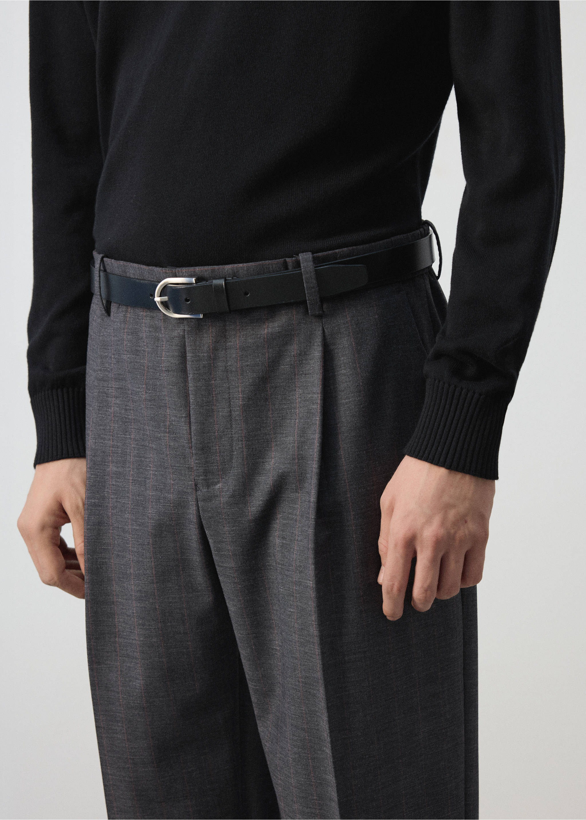 Pantalones grises de pinzas con estampado y cinturón de piel negro., Gris oscuro vigoré. Ref: 47041323-00.
